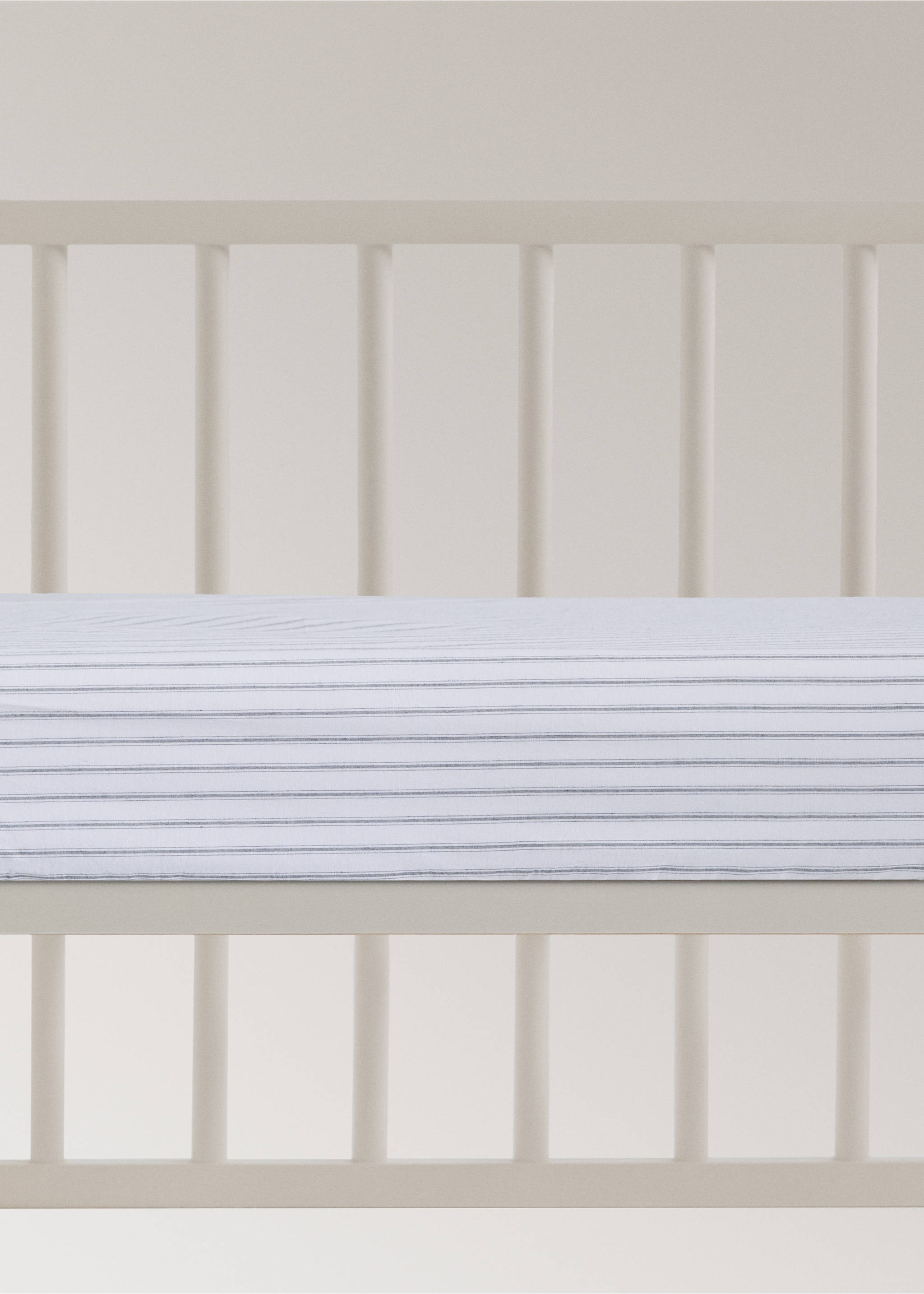 Baumwoll-Spannbetttuch mit Streifenmuster für Babybett, 60 x 120 x 15 cm - Artikel ohne Model, Grau. Ref: 37074456-00.
