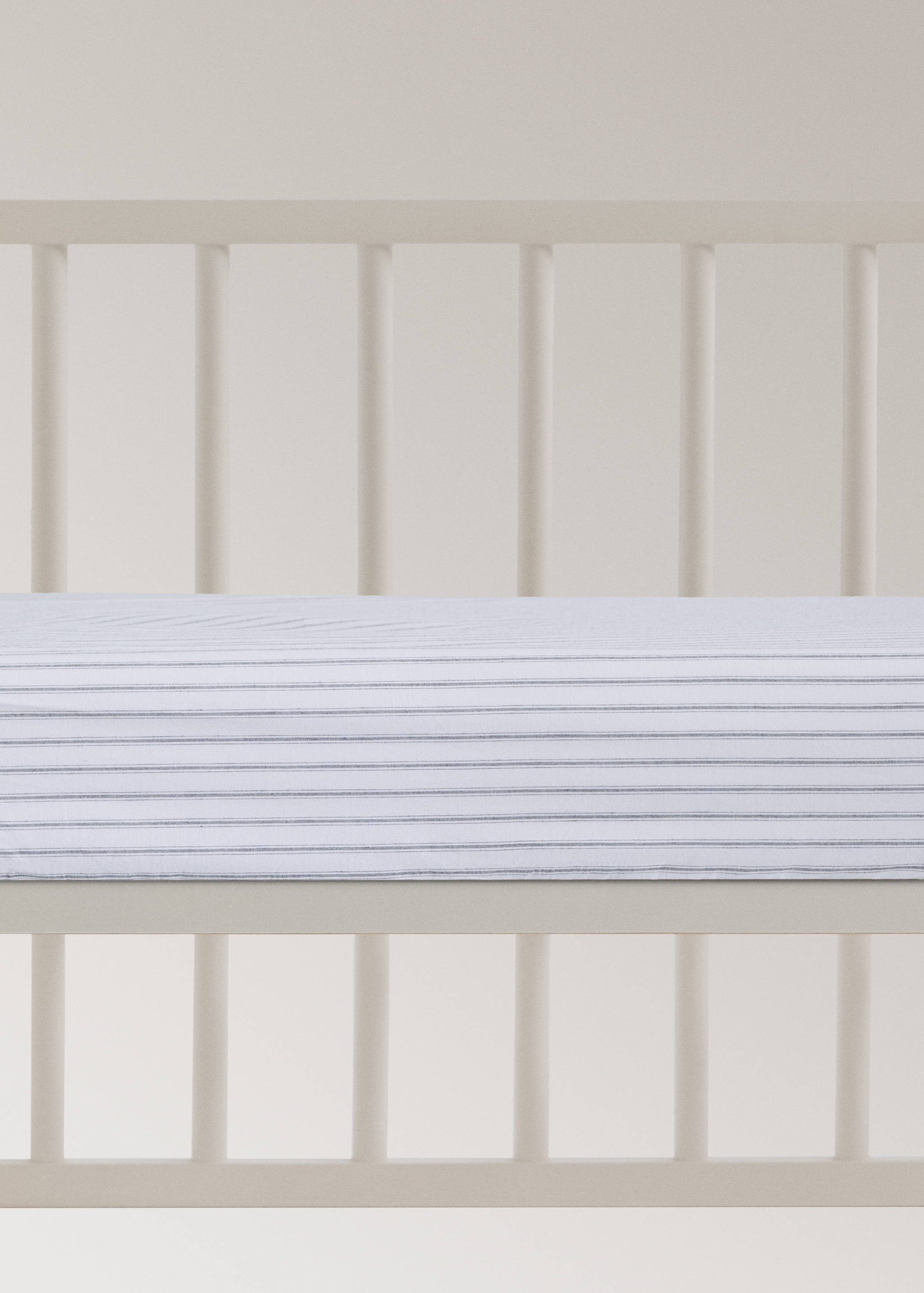 Baumwoll-Spannbetttuch mit Streifenmuster für Babybett, 60 x 120 x 15 cm - Artikel ohne Model