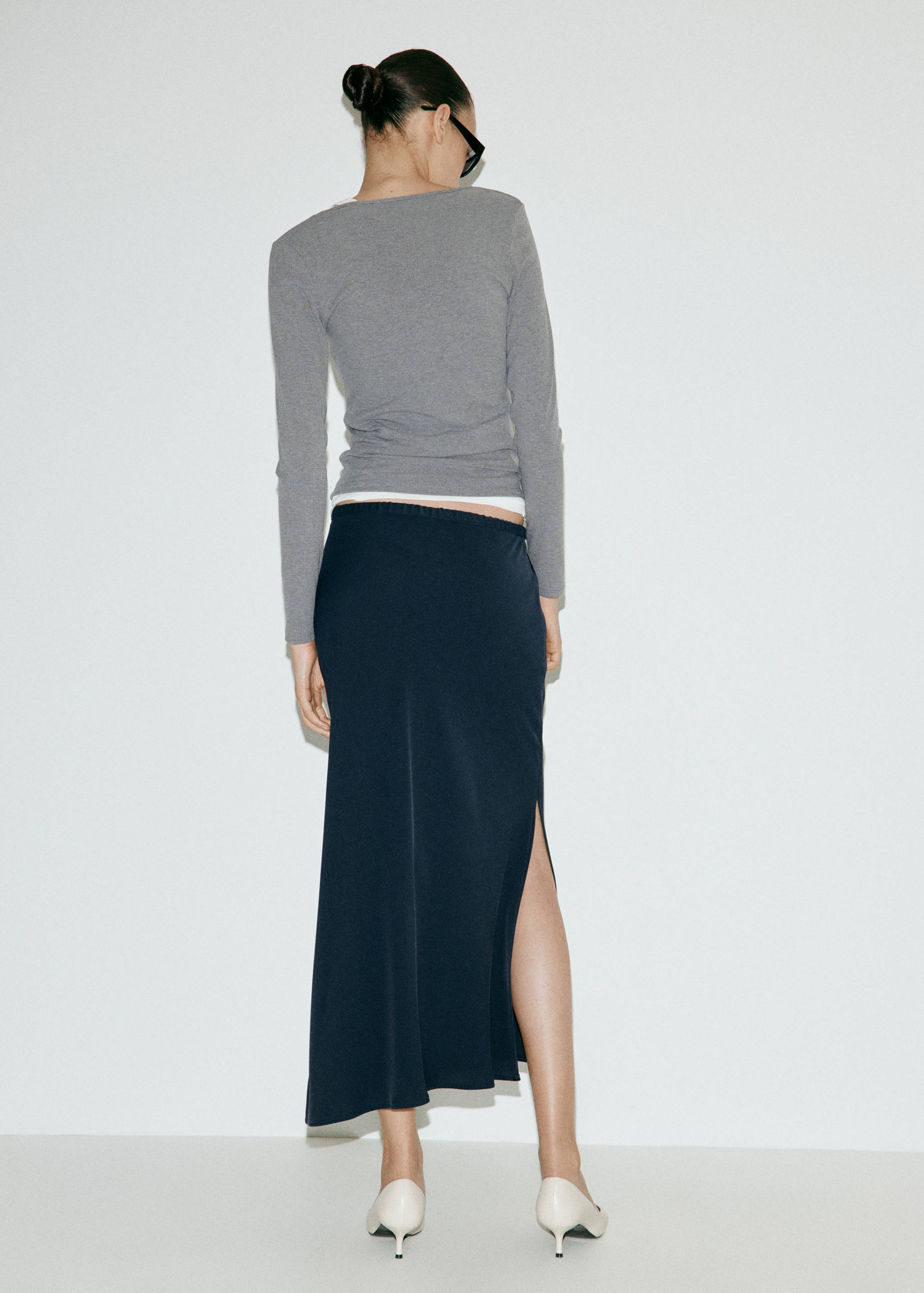 Elastic waist skirt with openings - Reverse of the article