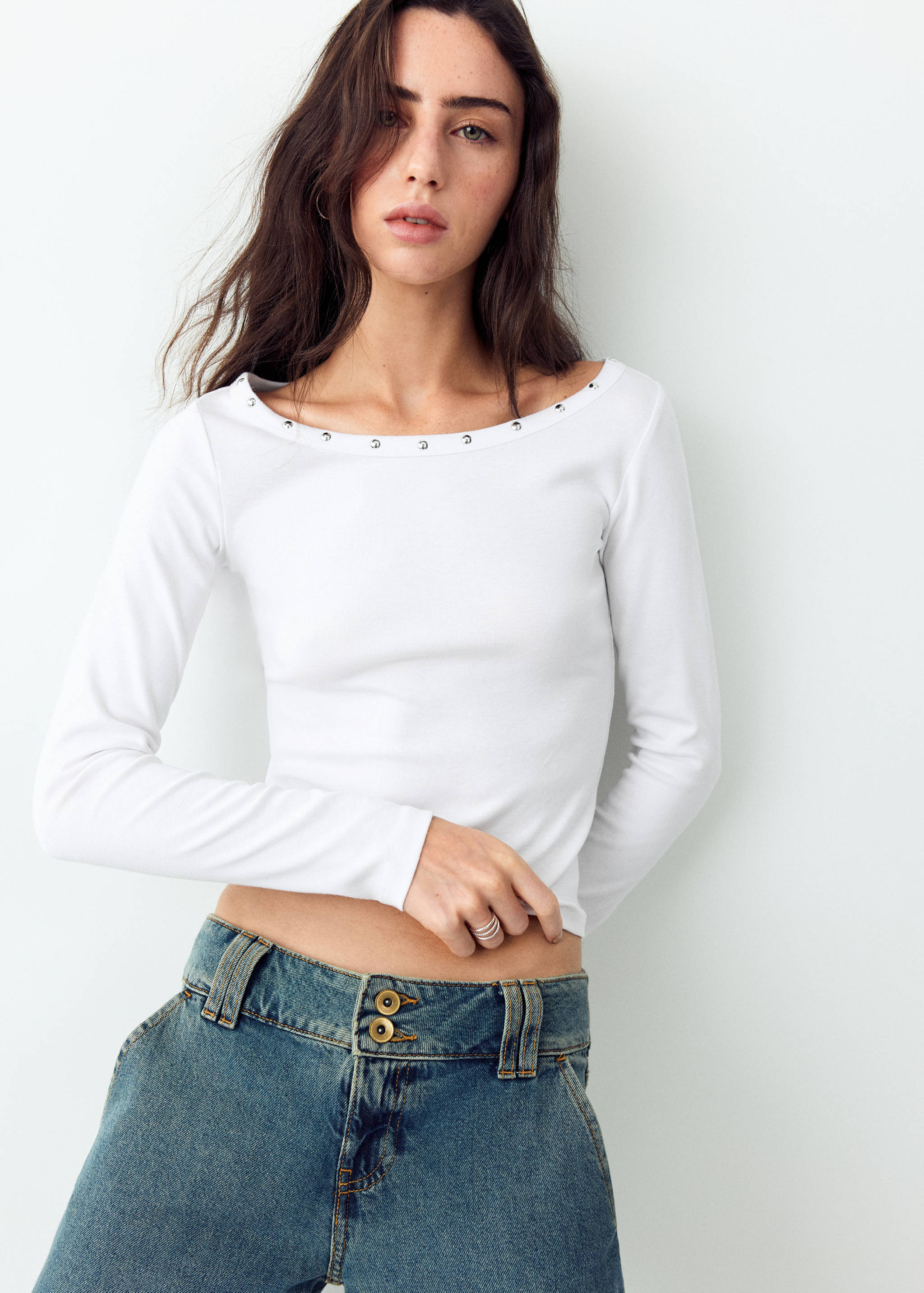 Camiseta cuello barco tachuelas - Plano medio