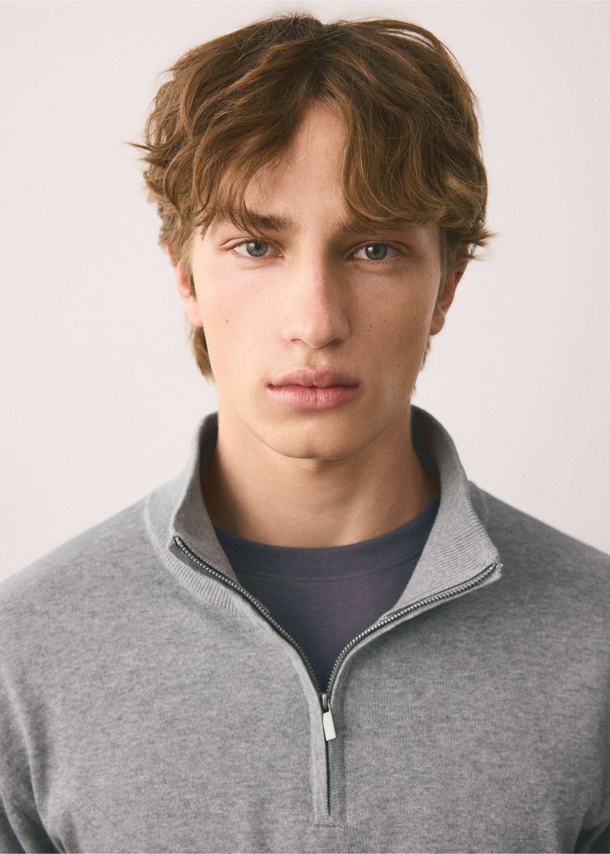 Perkins-neck sweater with zip - Details of the article 1, Light Heather Grey. Ref: 37074792-00.
