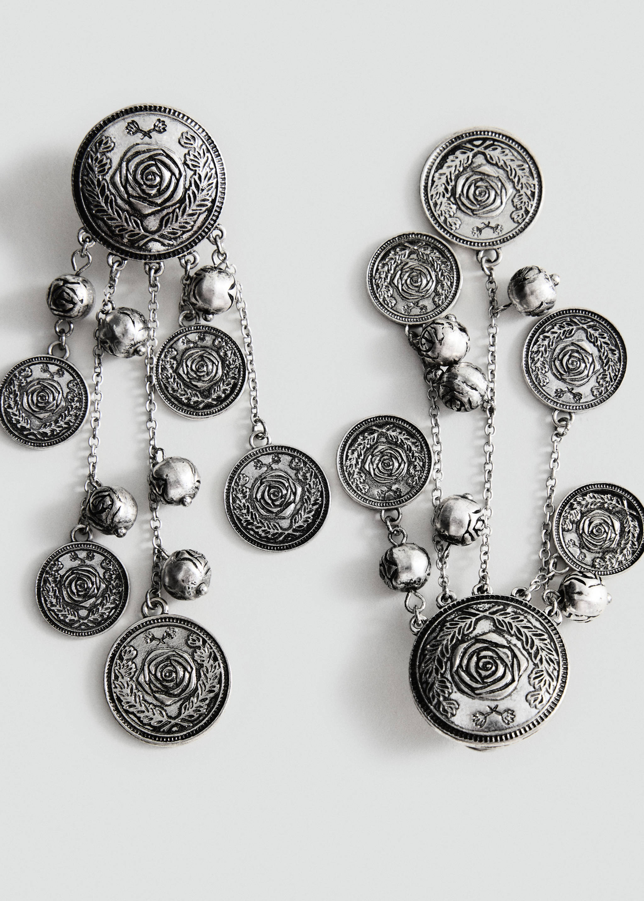 Drop earrings with engraved details - Details of the article 1