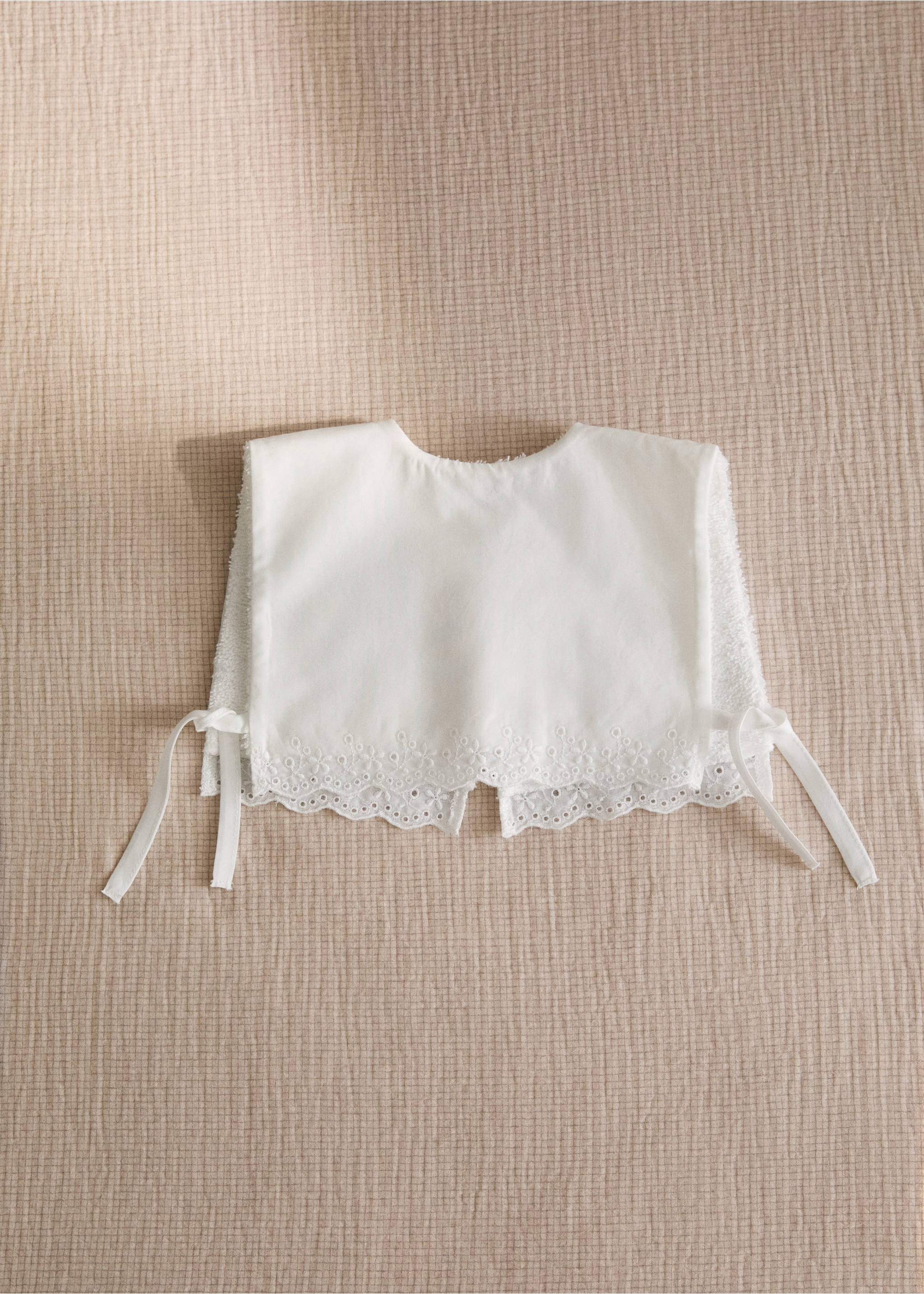 Terry bib with lace trim - General plane, White. Ref: 37075175-00.