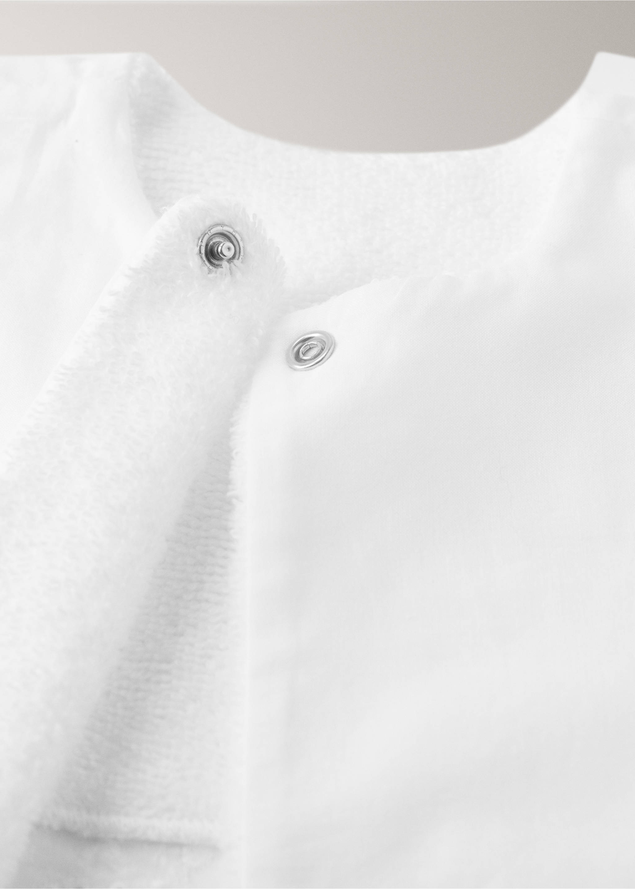 Terry bib with lace trim - Details of the article 2, White. Ref: 37075175-00.