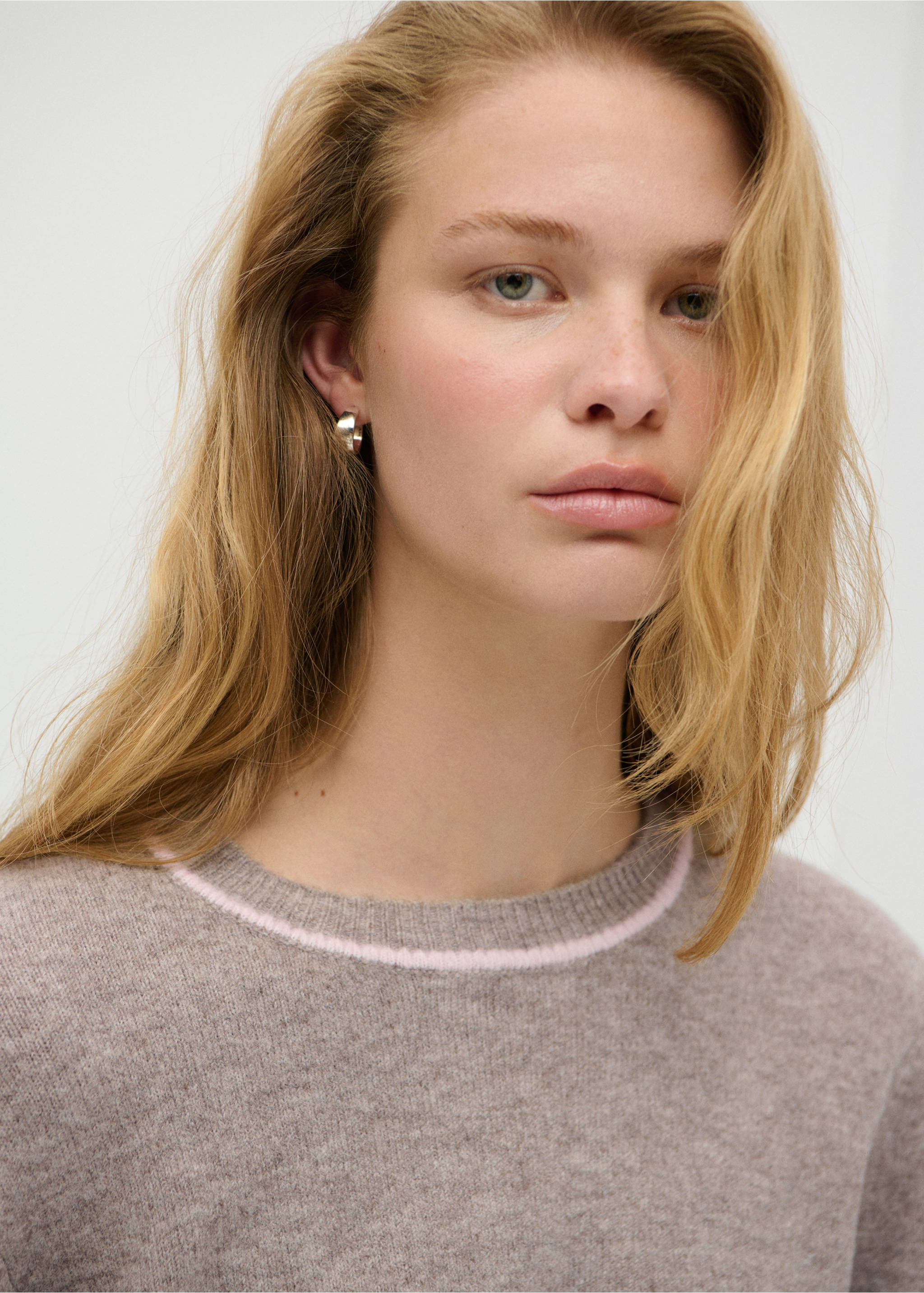 Jersey with contrasting detail - Details of the article 1, Medium Brown. Ref: 37075844-00.