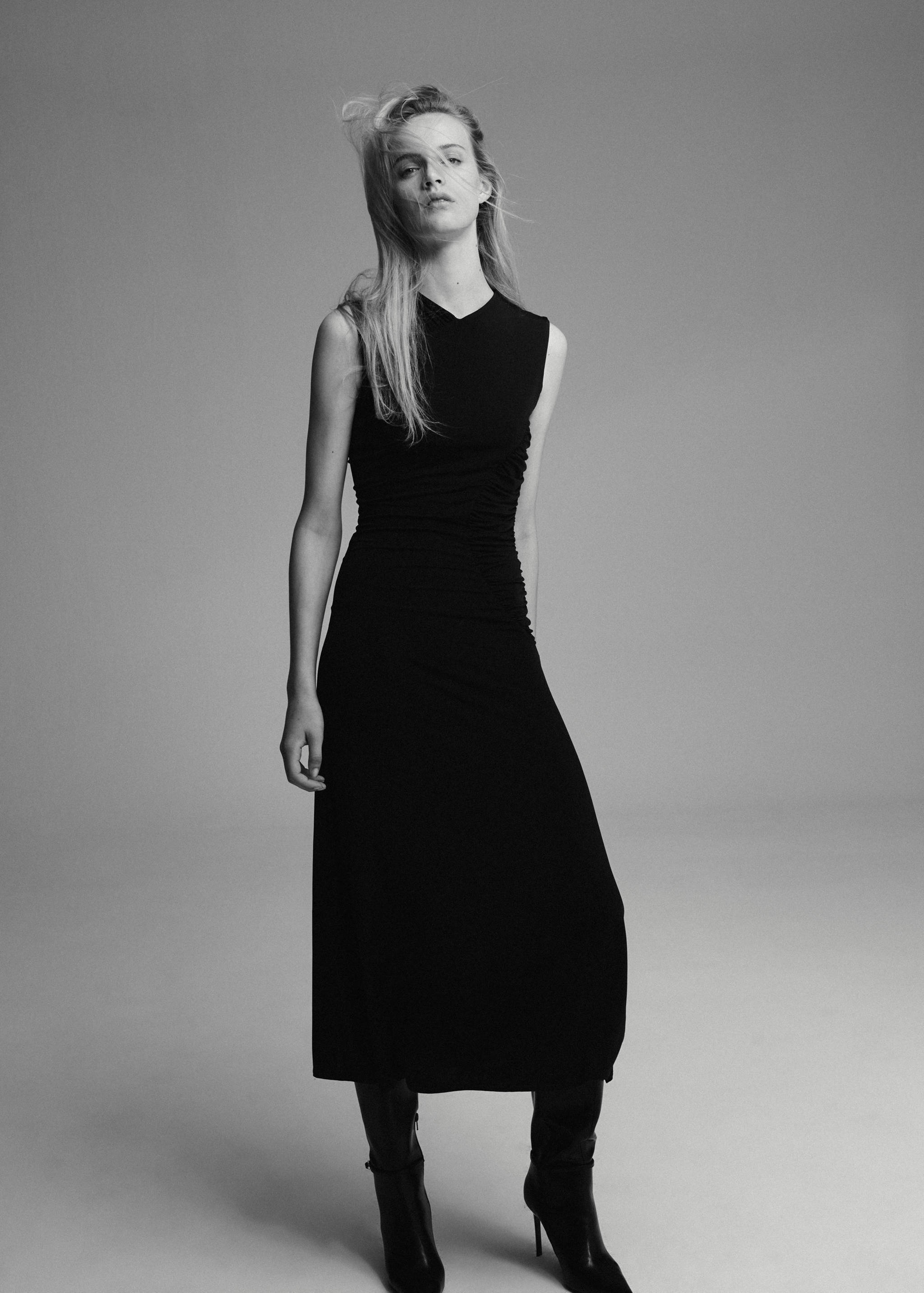 Long dress with draped details - Середній план