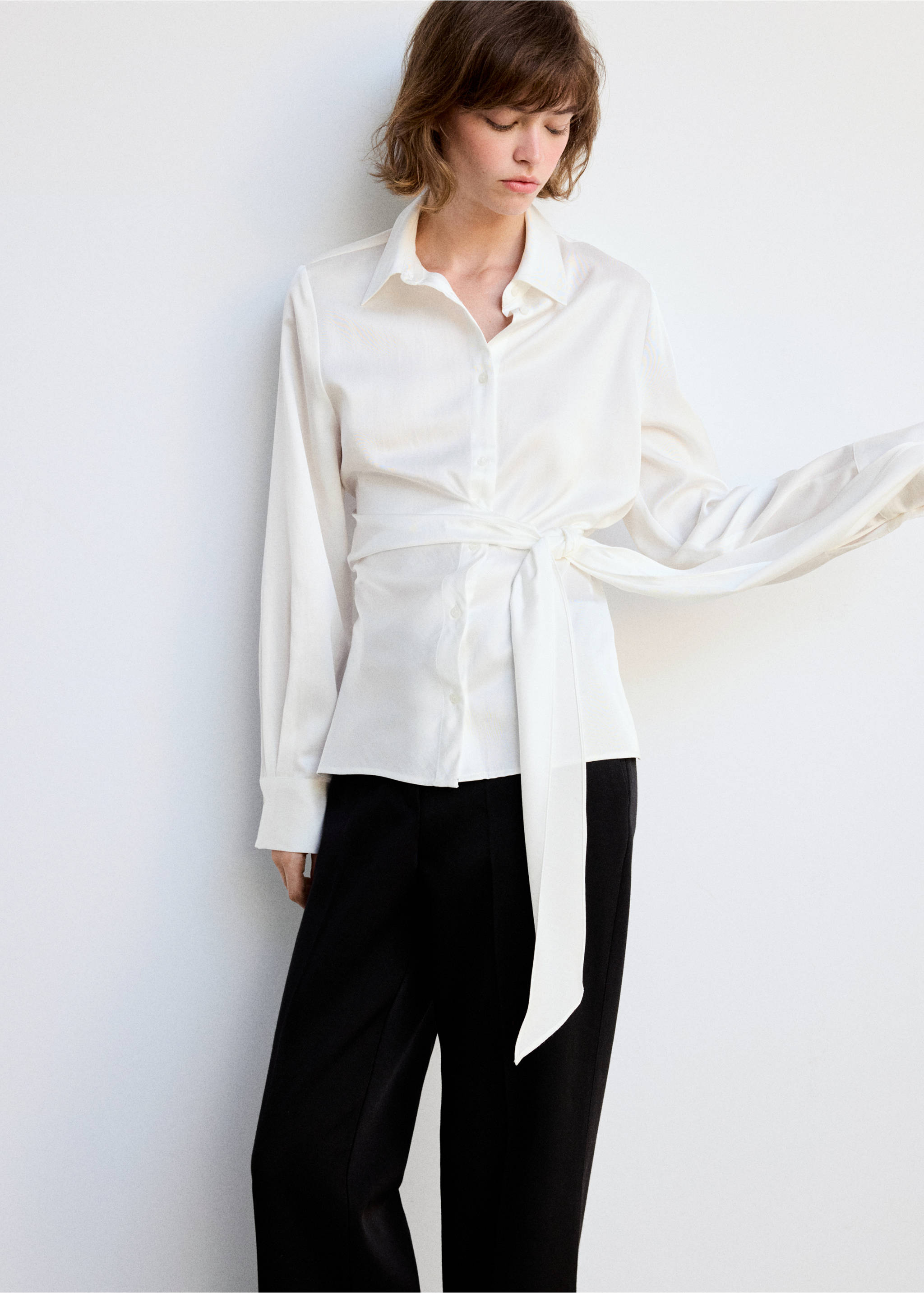 Chemise droite détail nœud - Plan moyen, Blanc cassé. Ref: 37075859-00.
