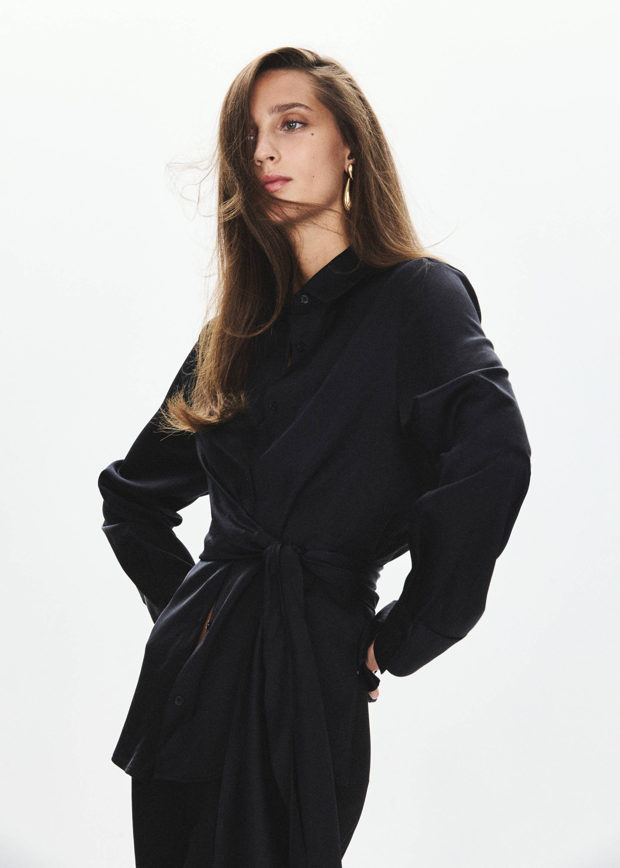 Chemise droite détail nœud - Plan moyen