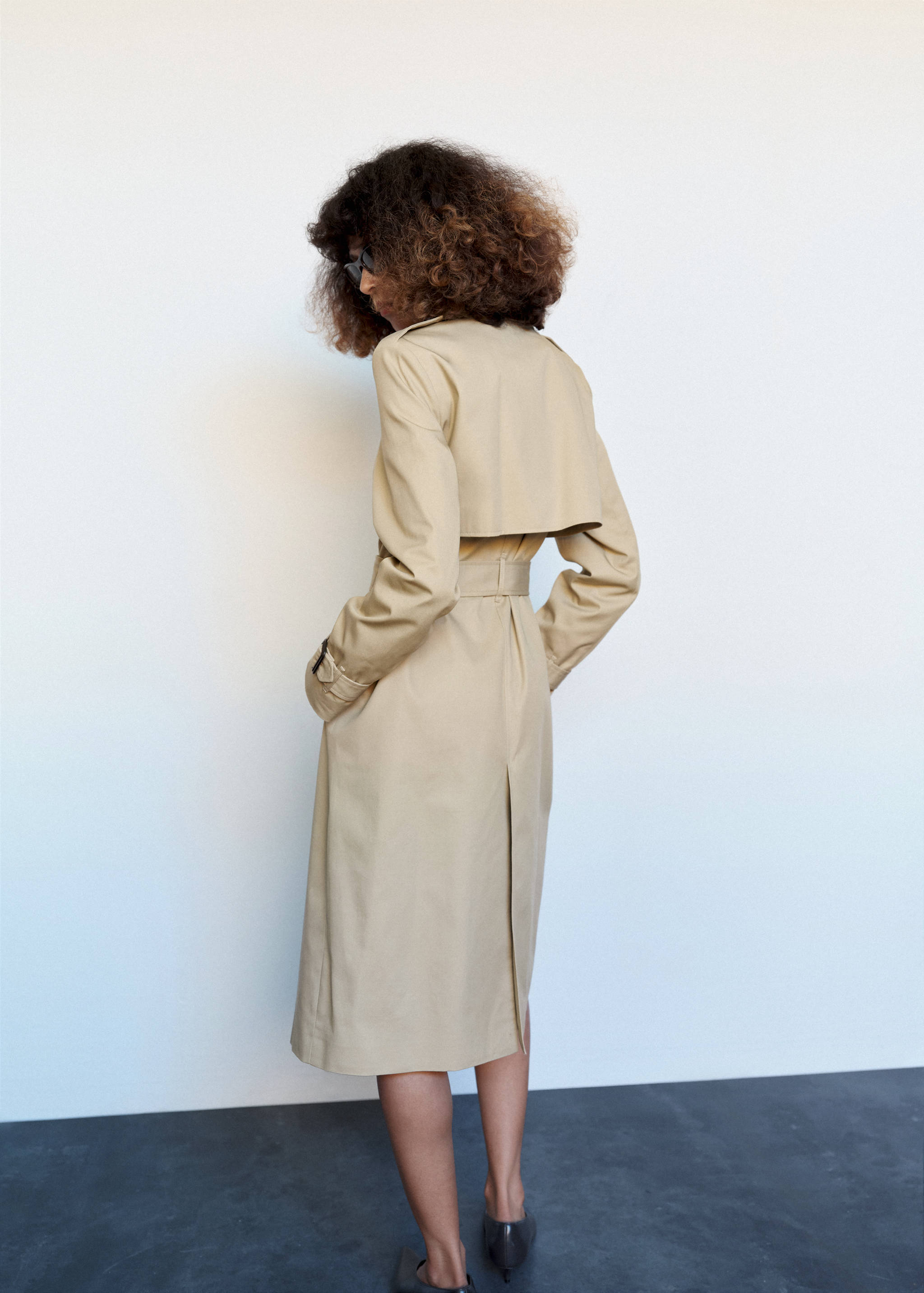 Trench coat with shirt collar and buckles - Reverse of the article
