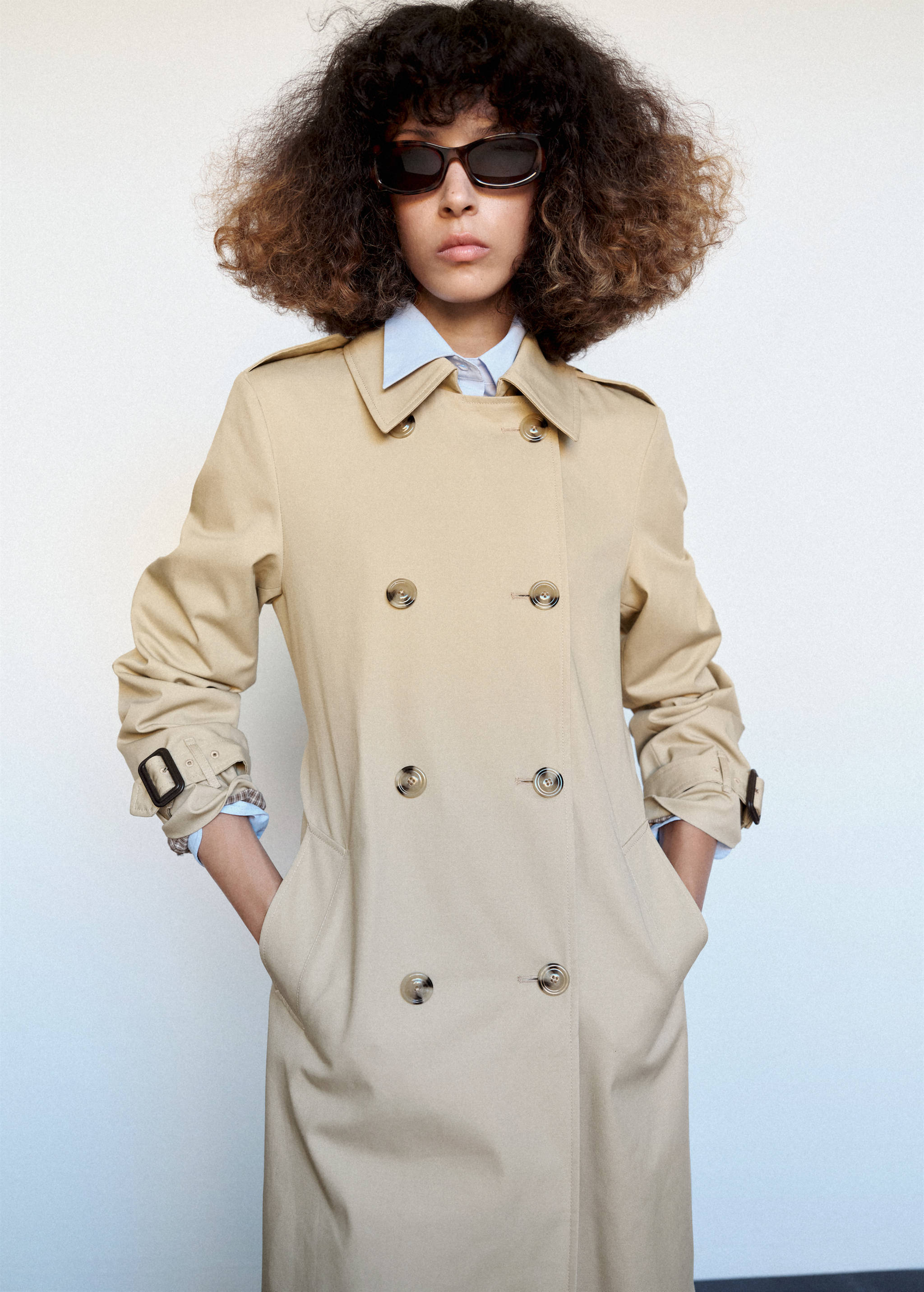 Trench coat with shirt collar and buckles - Details of the article 1