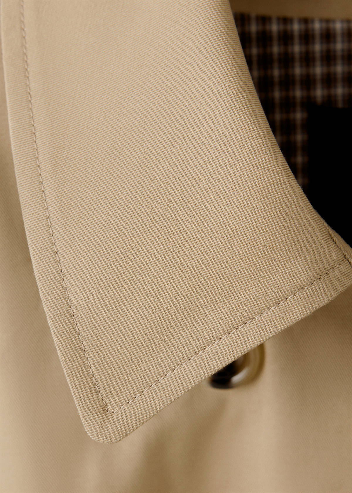 Trench coat with belt and checked lining — Beige