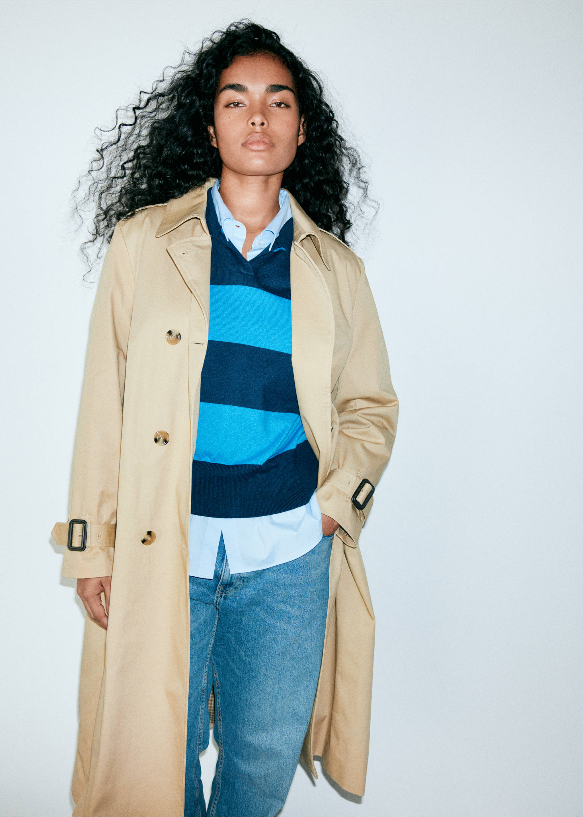 Trench coat with belt and checked lining - Details of the article 6, Beige. Ref: 37075867-00.