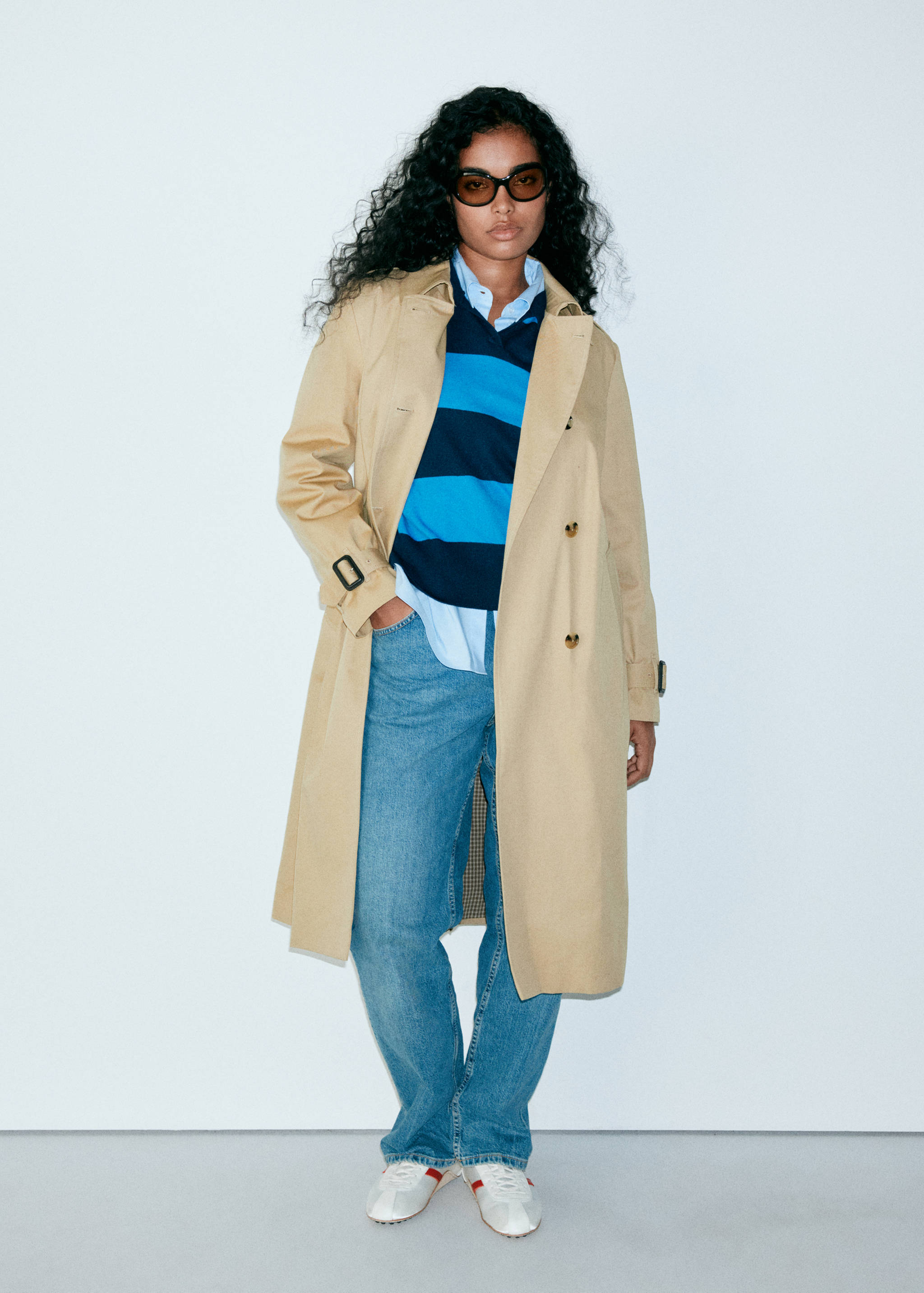Trench coat with belt and checked lining - Details of the article 5