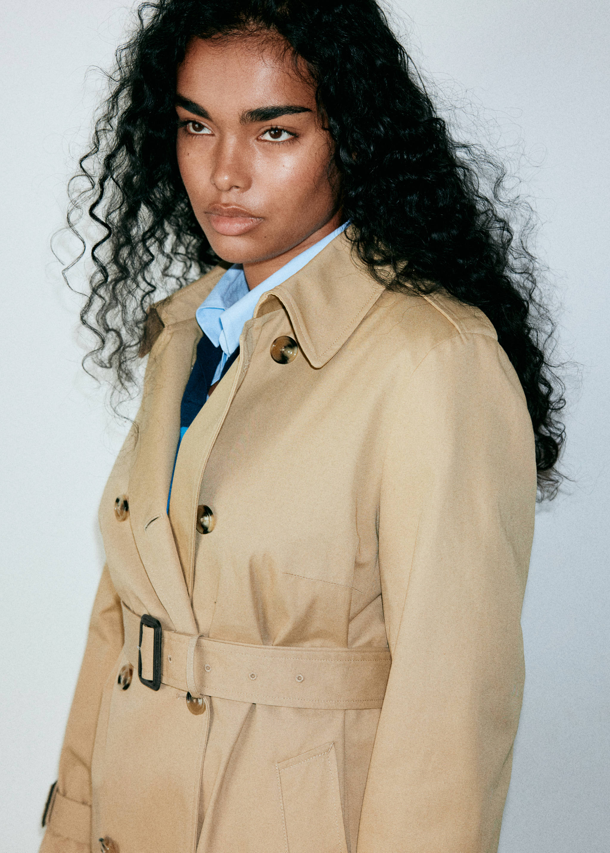 Trench coat with belt and checked lining - Details of the article 4