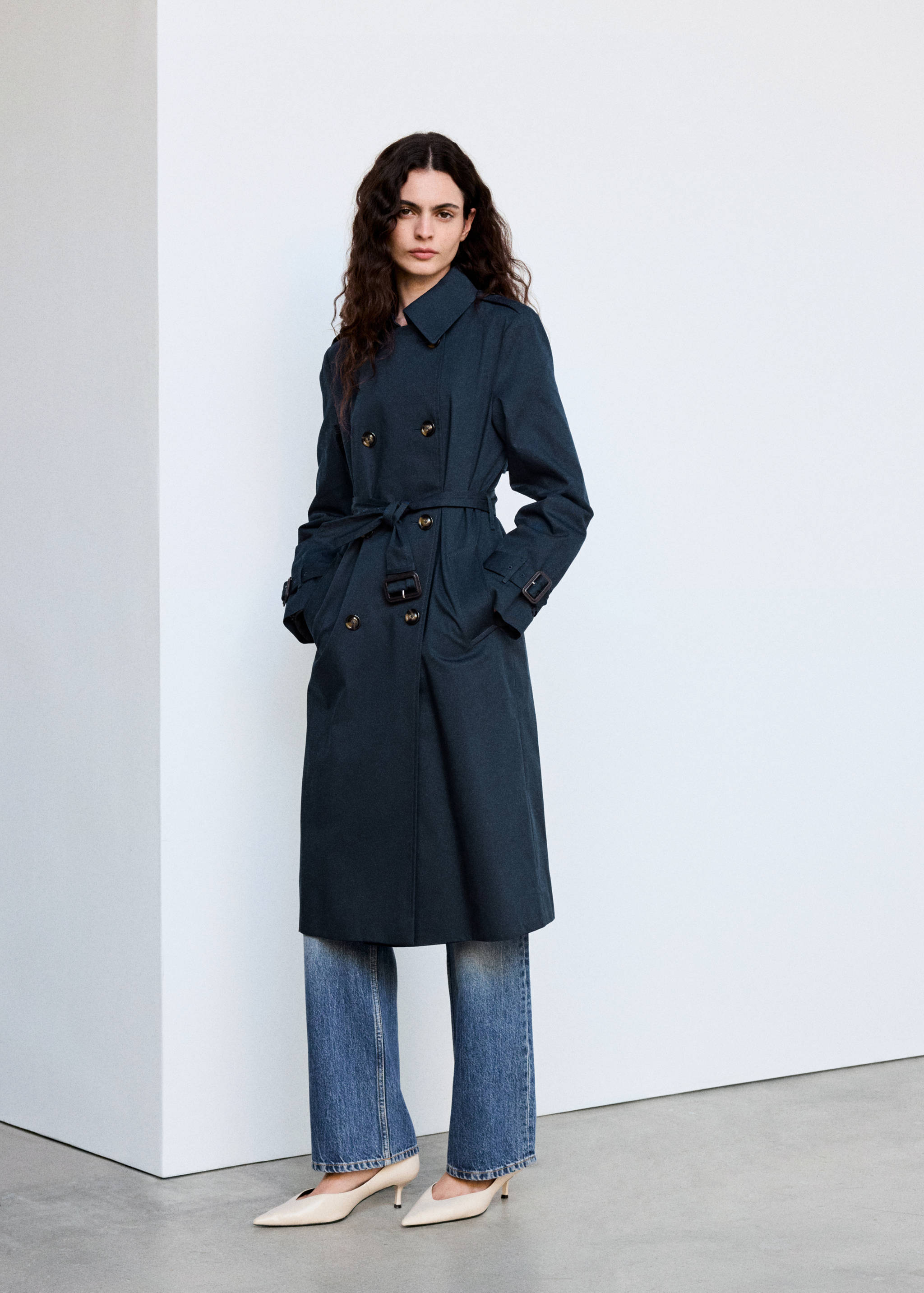 Trench coat with shirt collar and buckles - رؤية عامة