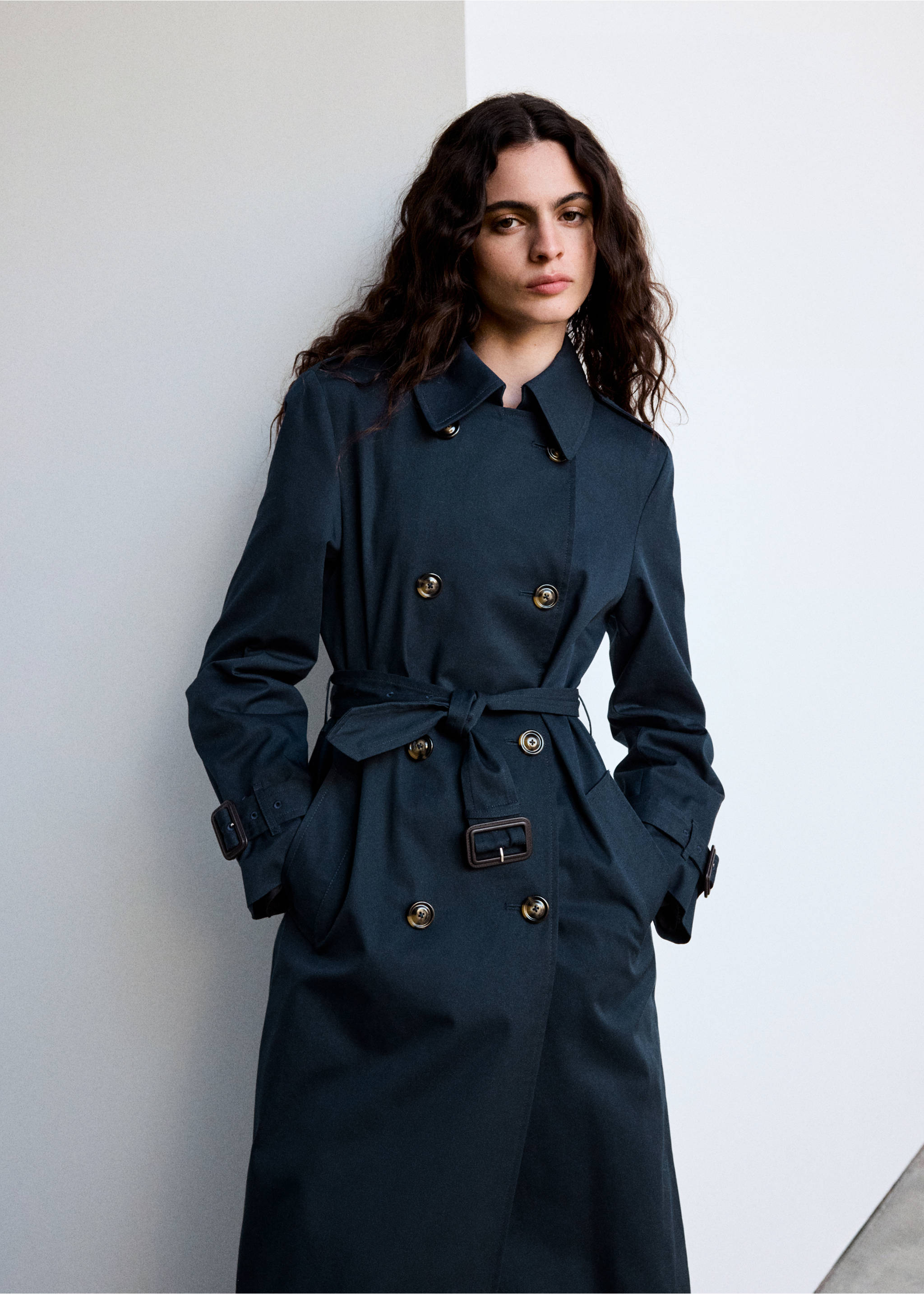Trench coat with shirt collar and buckles - رؤية وسط, أزرق غامق. Ref: 37075867-00.