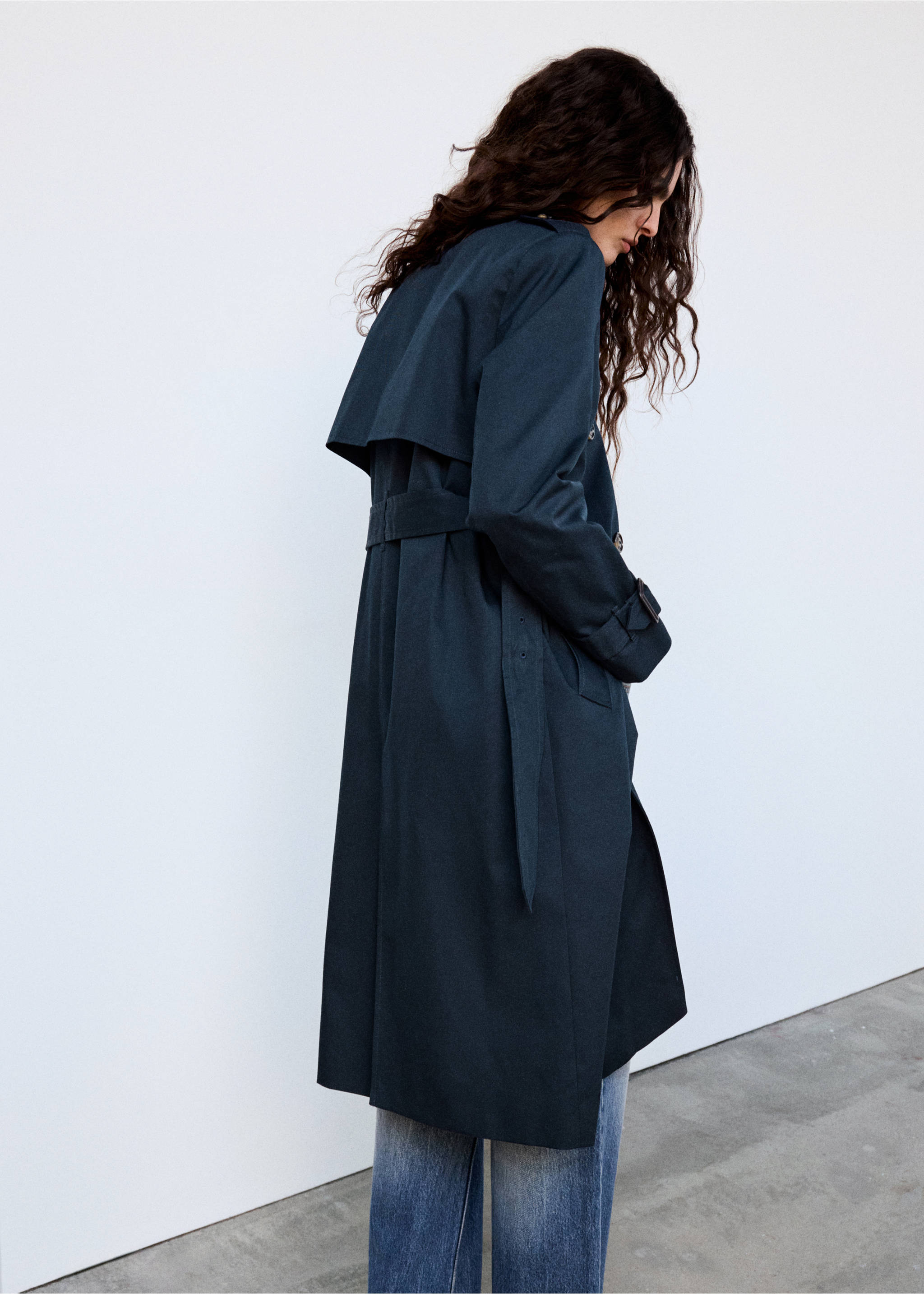 Trench coat with shirt collar and buckles - الجهة الخلفية للمنتج, أزرق غامق. Ref: 37075867-00.