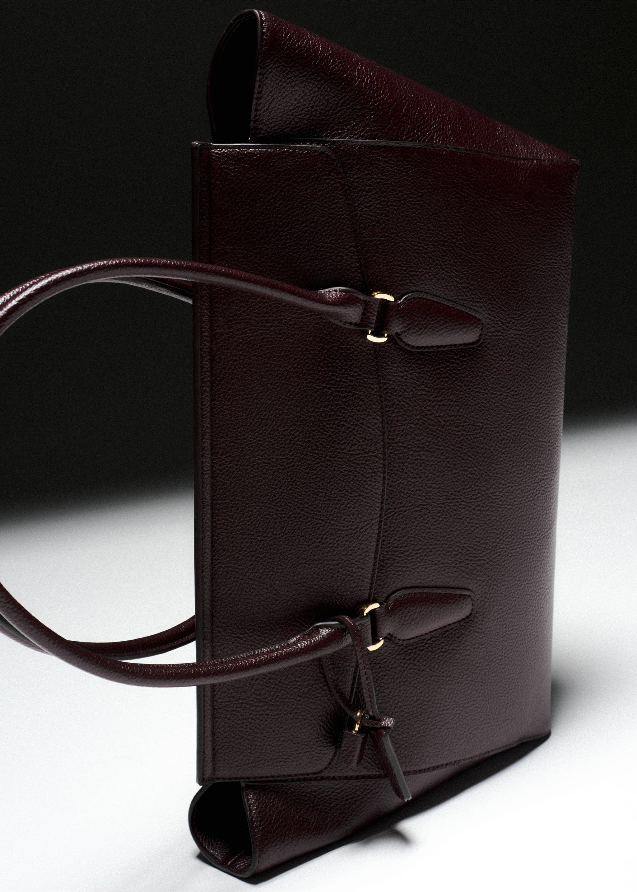 Leather-effect city bag with charm detail - Details of the article 5, Burgundy. Ref: 37075997-00.