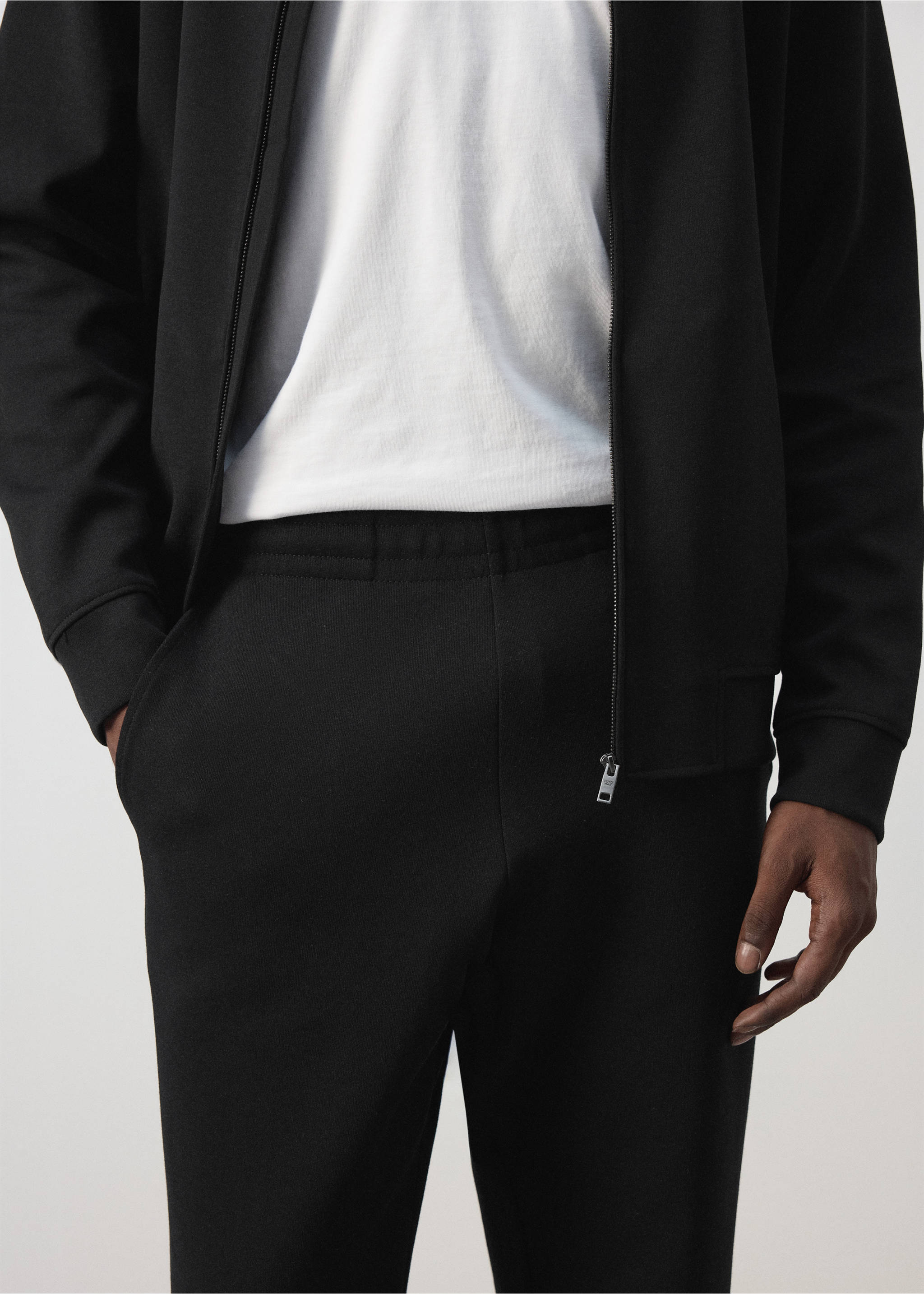 Cotton joggers with elastic waist - Details of the article 1, Black. Ref: 37075998-00.