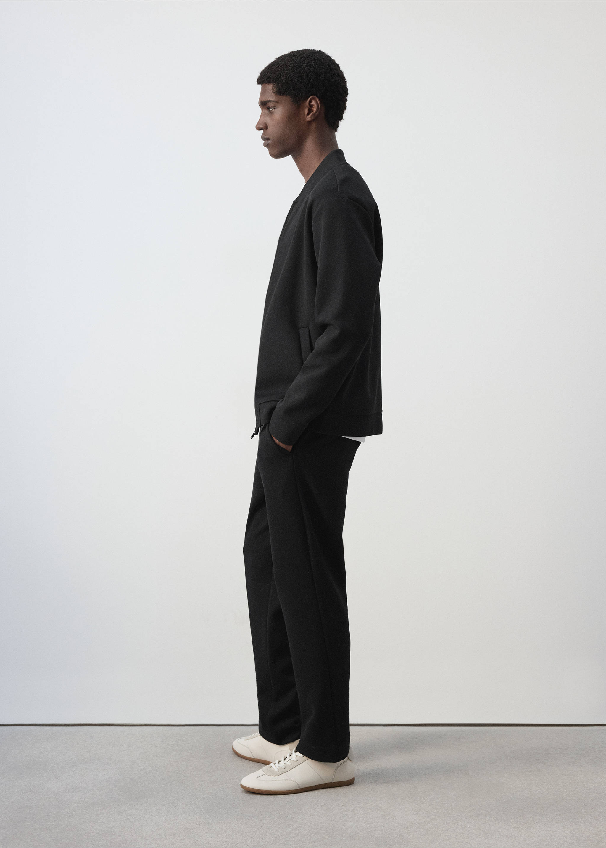 Cotton joggers with elastic waist - Details of the article 2, Black. Ref: 37075998-00.