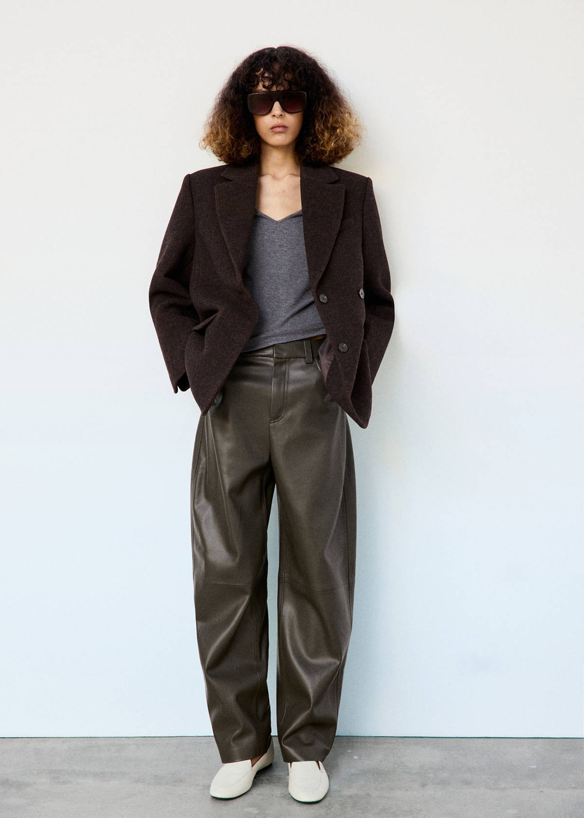 Balloon trousers in faux leather — Khaki
