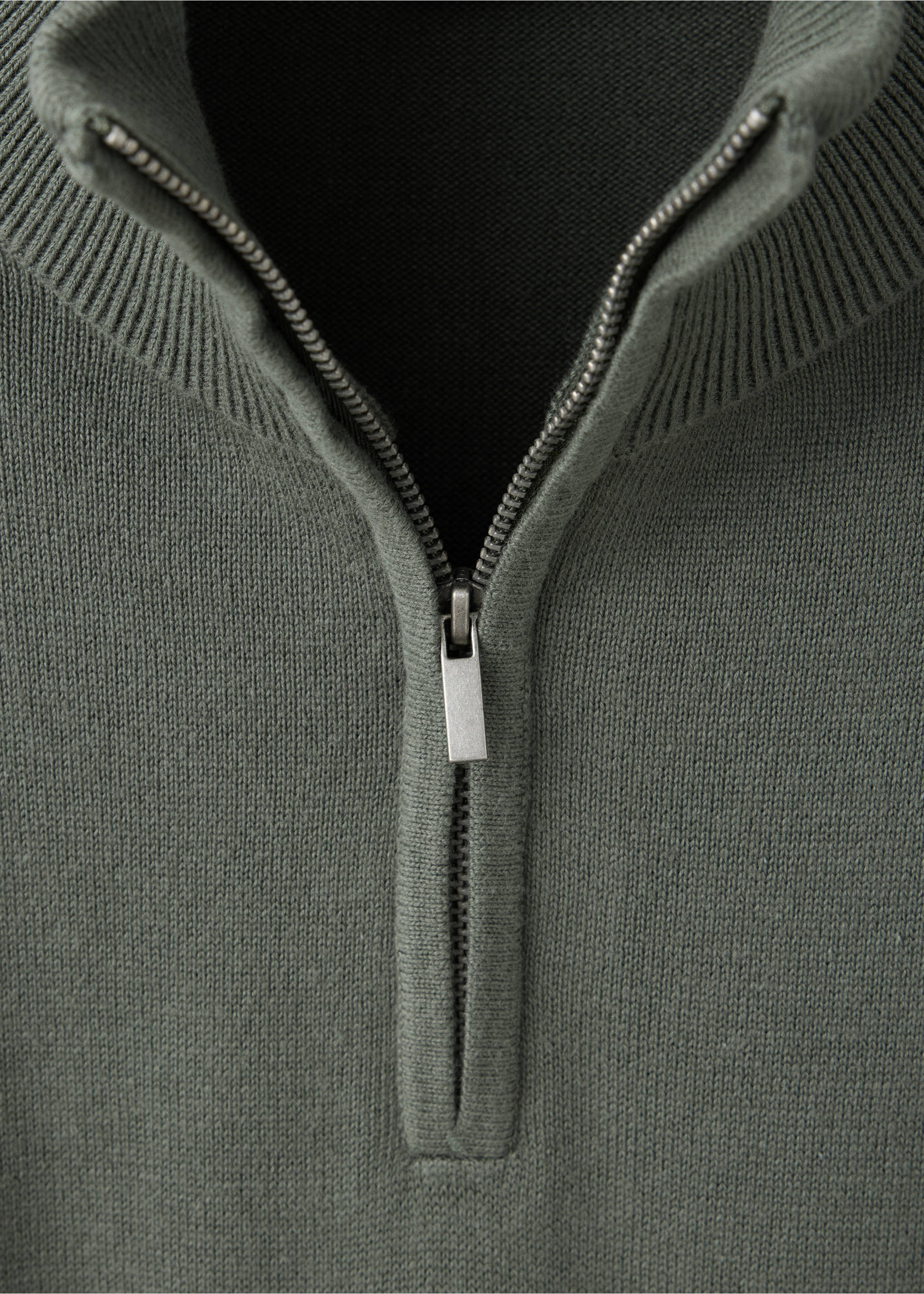 High neck sweater with zip - Details of the article 8, Forest Green. Ref: 37076001-00.