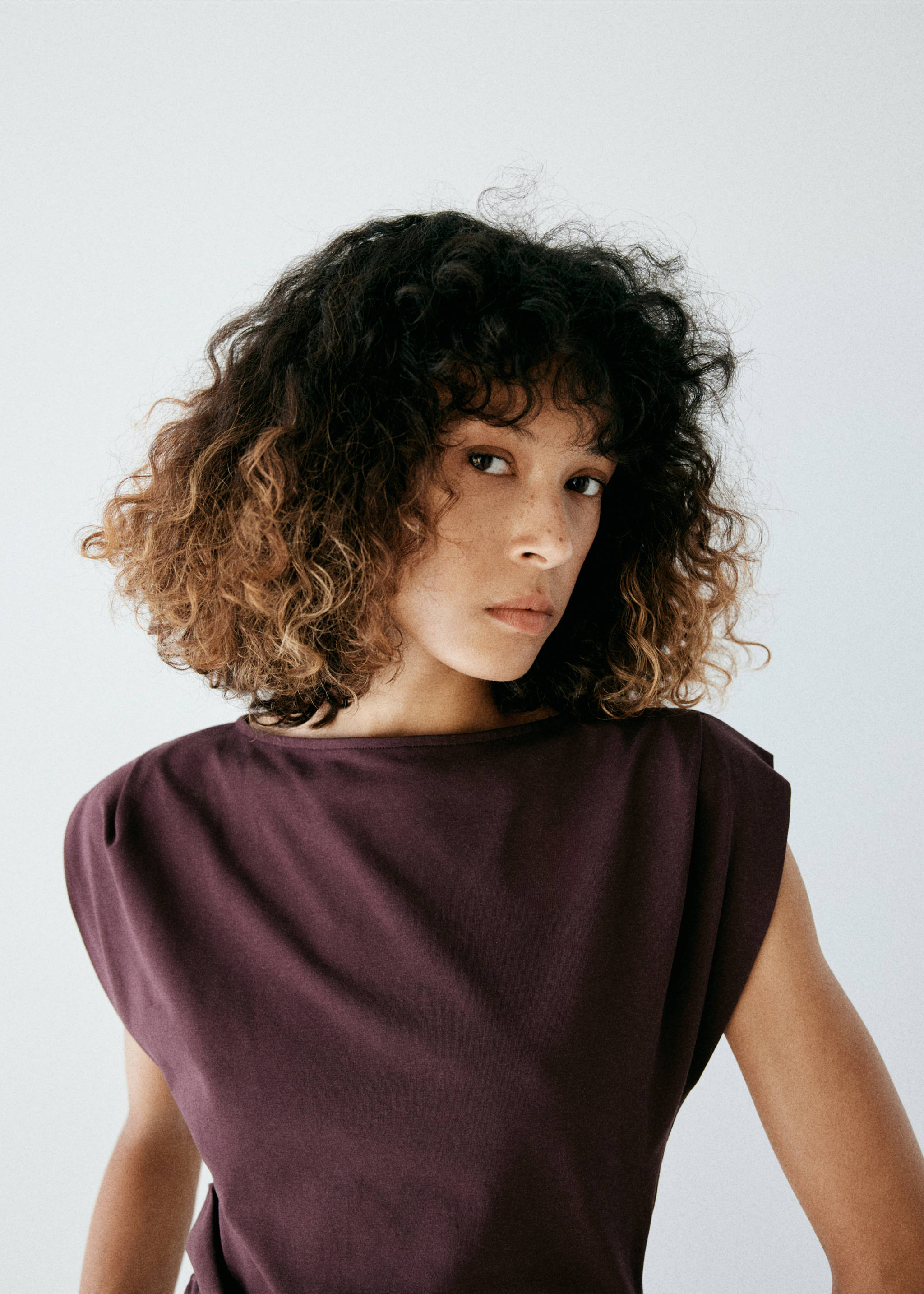 Asymmetrical laced top - Details of the article 1, Wine. Ref: 37076010-00.