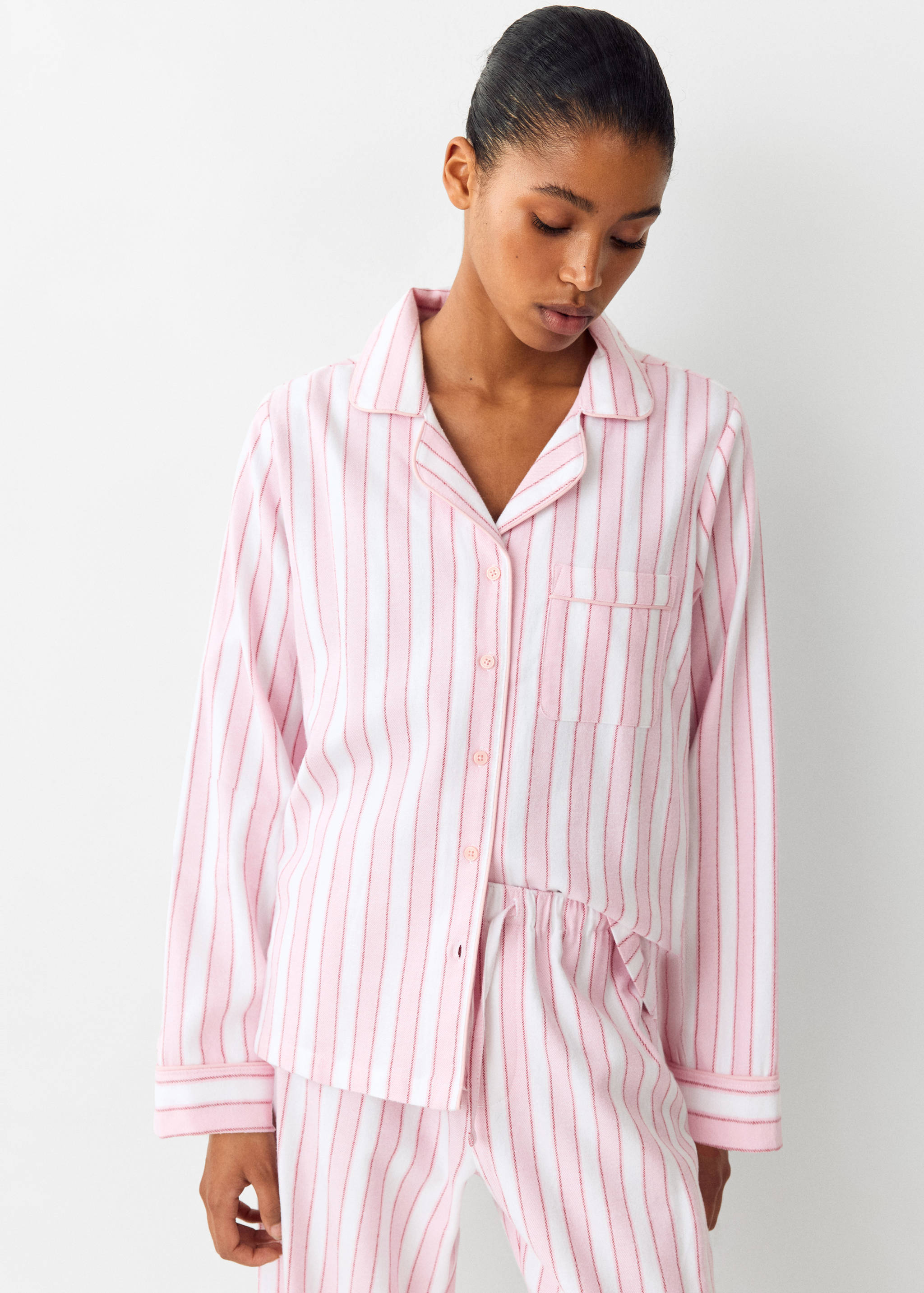 Pyjama en coton à rayures avec liserés - Plan moyen