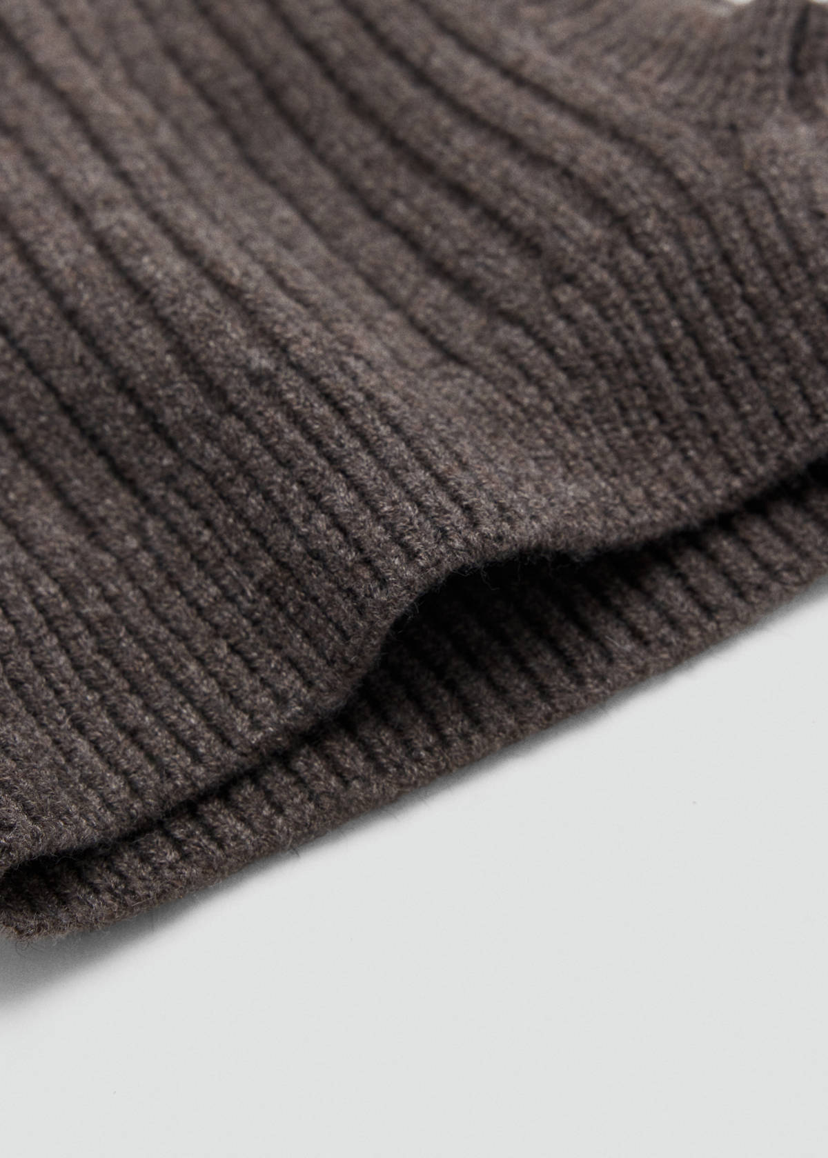 Plain knitted beanie — Brown
