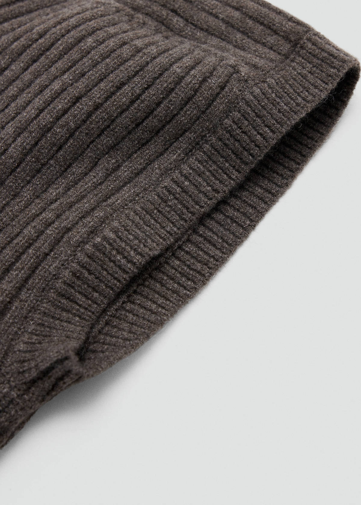 Plain knitted beanie — Brown