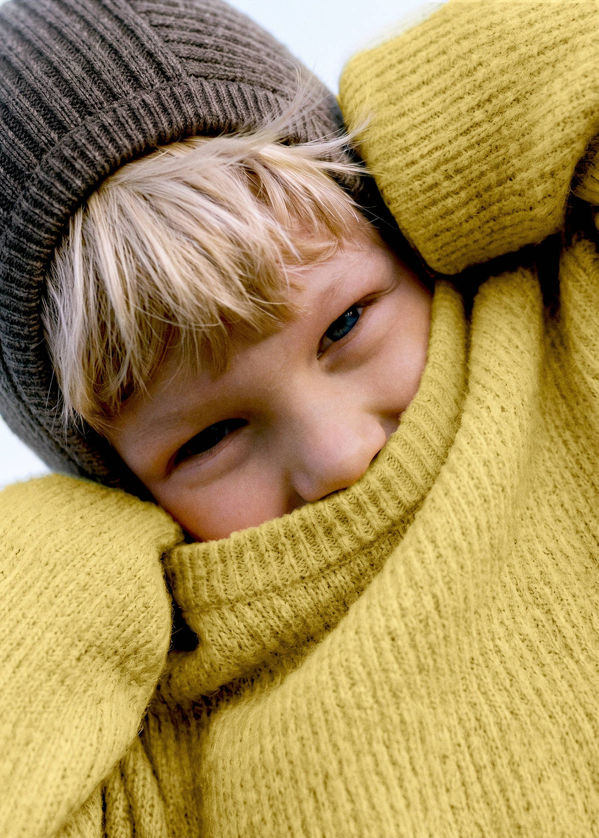 Plain knitted beanie — Brown