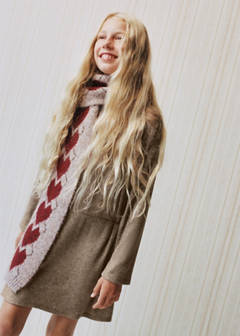 Heart-pattern knit scarf — Sand 2