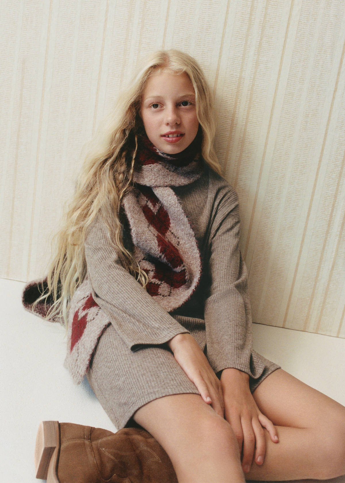 Heart-pattern knit scarf — Sand