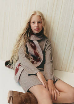Heart-pattern knit scarf — Sand 5