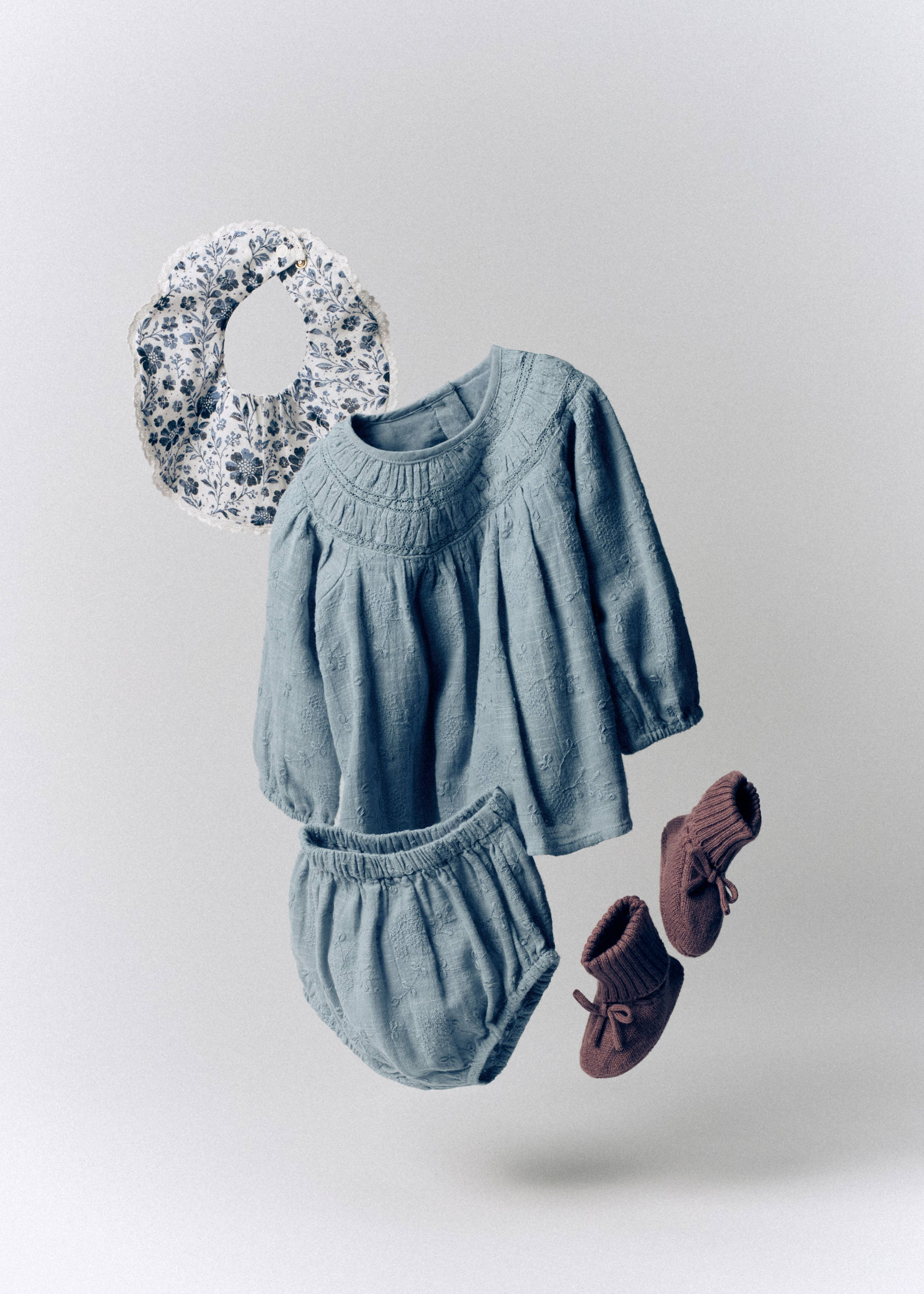 Set of 2 cotton bibs in assorted colours - Details of the article 5, Off White. Ref: 37076344-00.