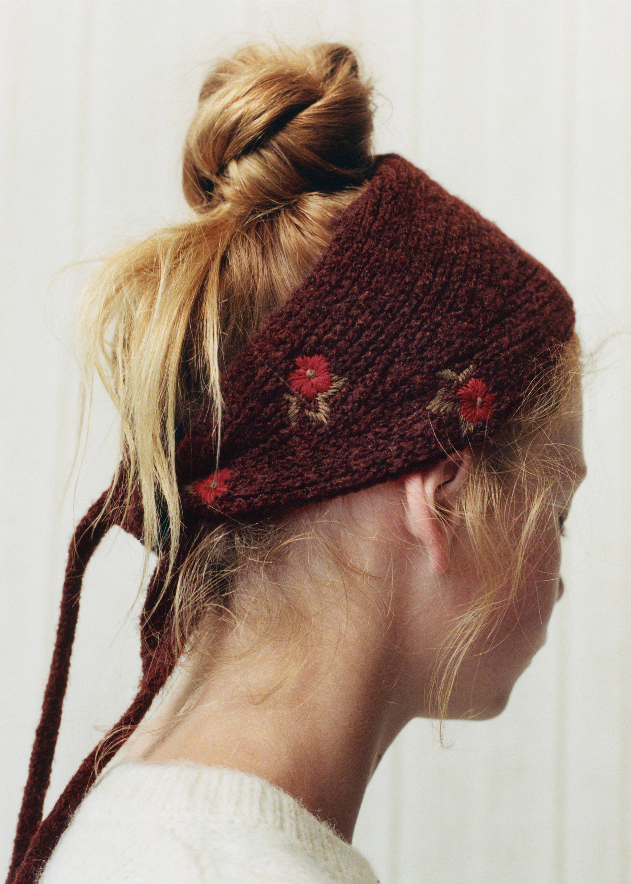 Knitted beanie with embroidered flowers - Details of the article 5, Chocolate. Ref: 37076351-00.