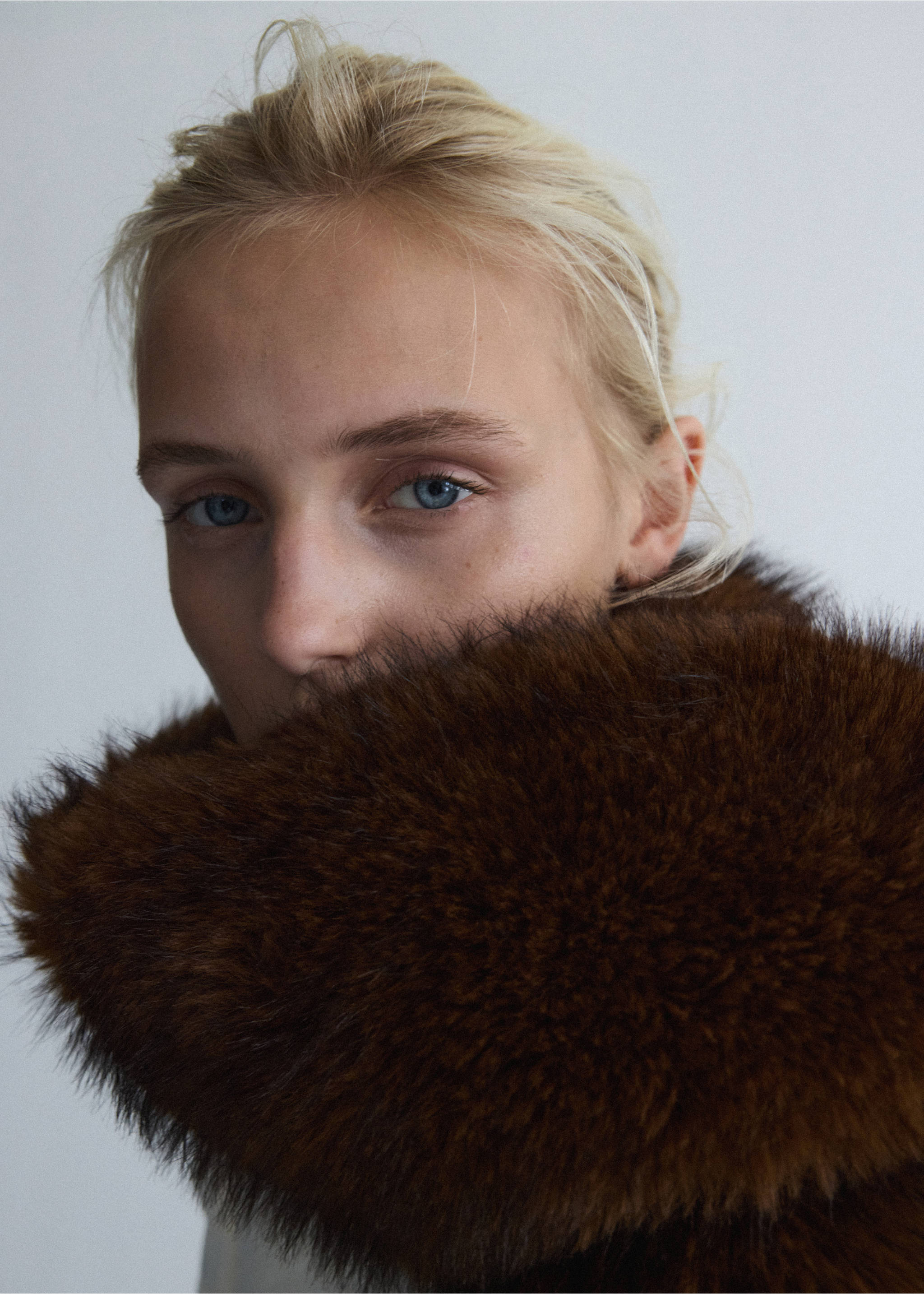 Faux-fur scarf - Details of the article 9, Brown. Ref: 37076358-00.