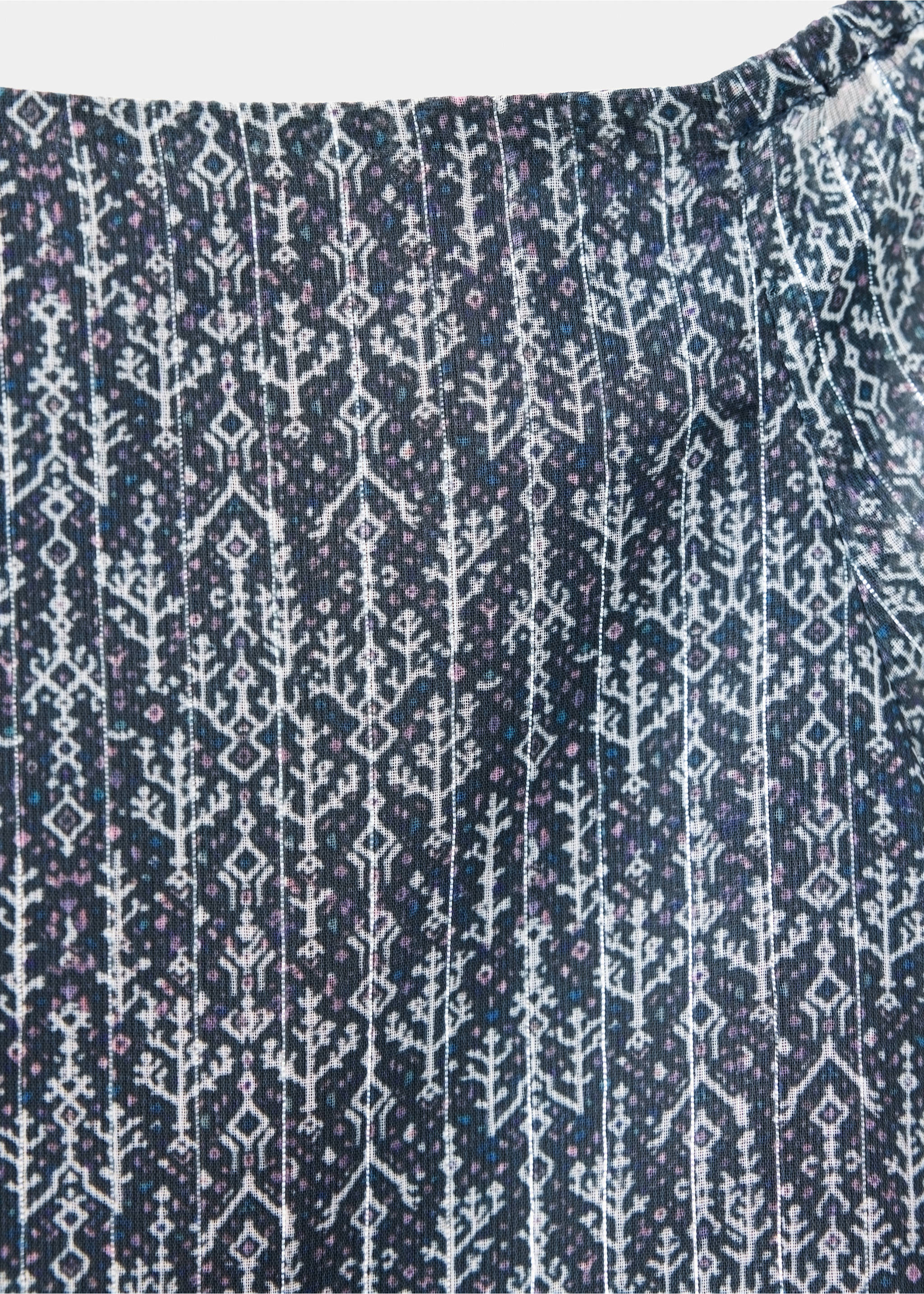 Short cropped shirt with geometric patterns - Details of the article 8, Navy. Ref: 37076737-00.