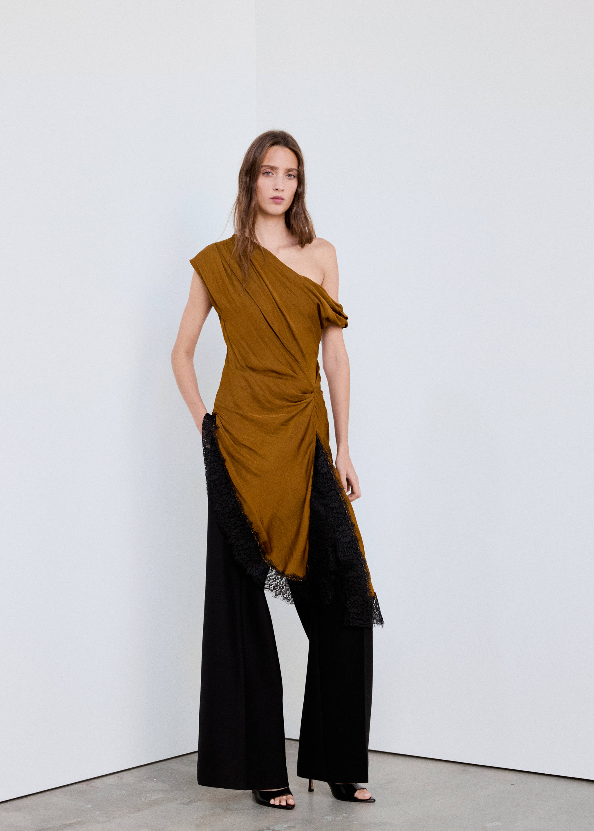 Mango Asimetrik dantelli bluz görsel 2
