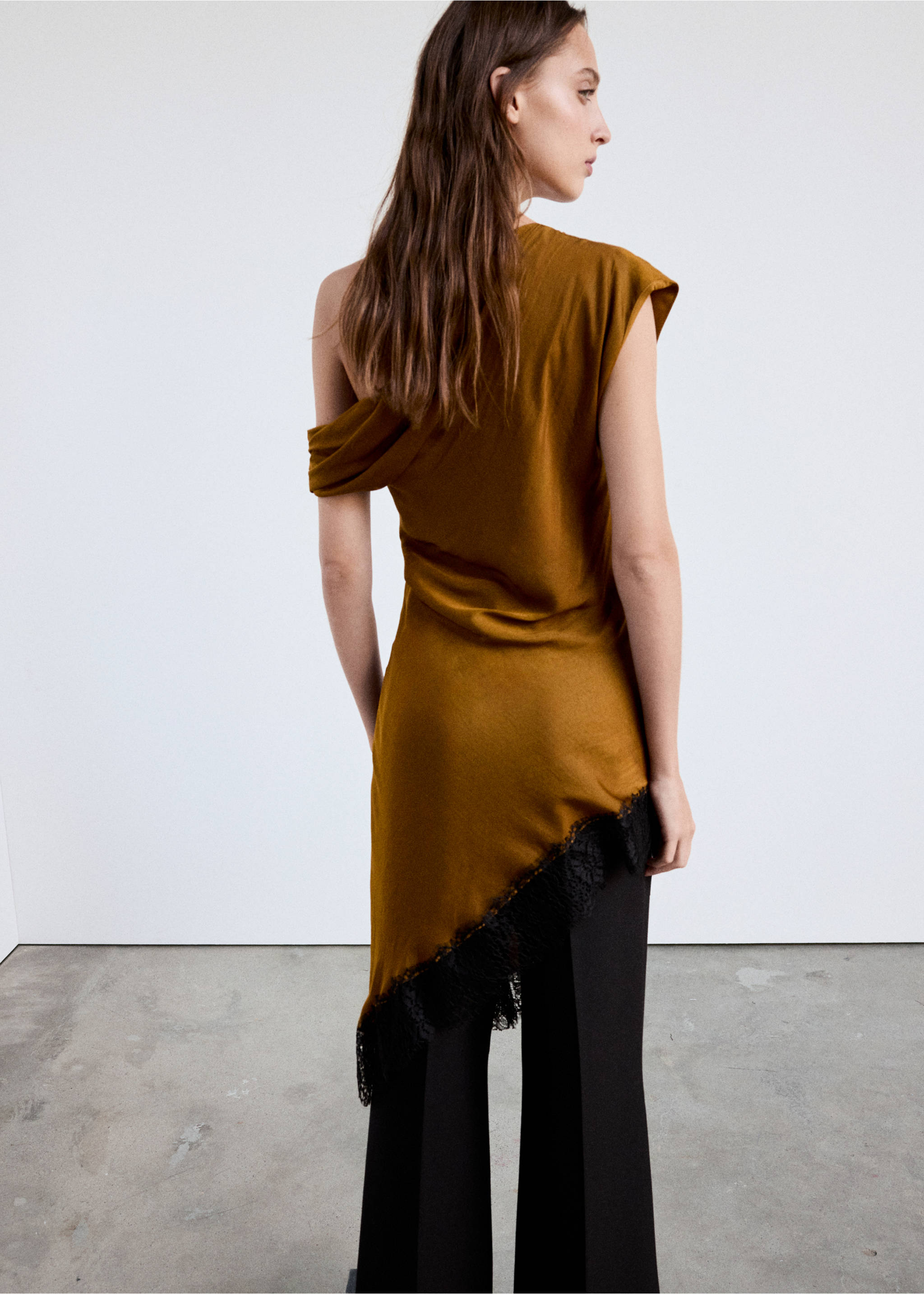 Asymmetric lace blouse - Reverse of the article, Mustard. Ref: 37077113-00.