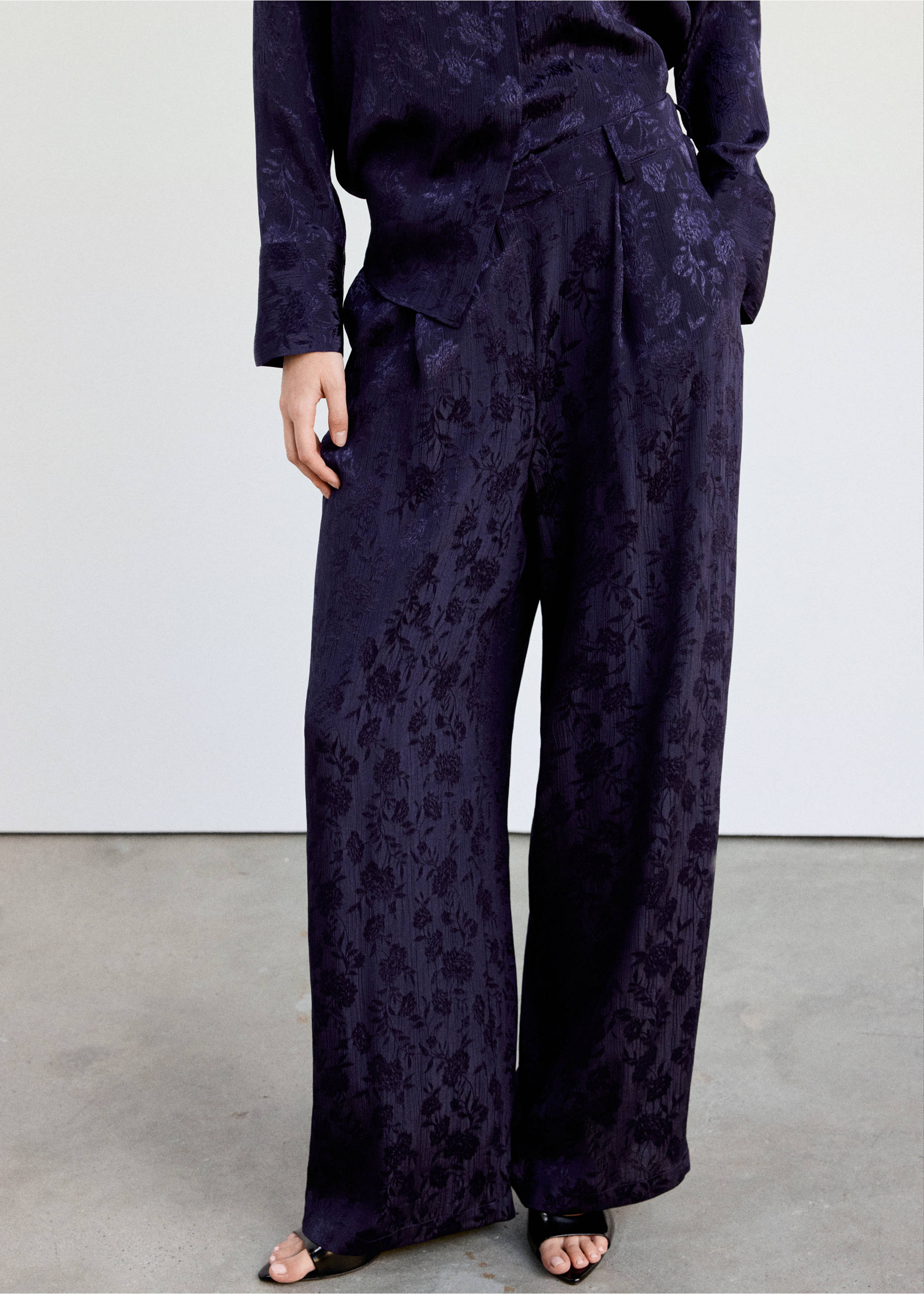 Devoré pleated trousers - Medium plane, Blue. Ref: 37077114-00.