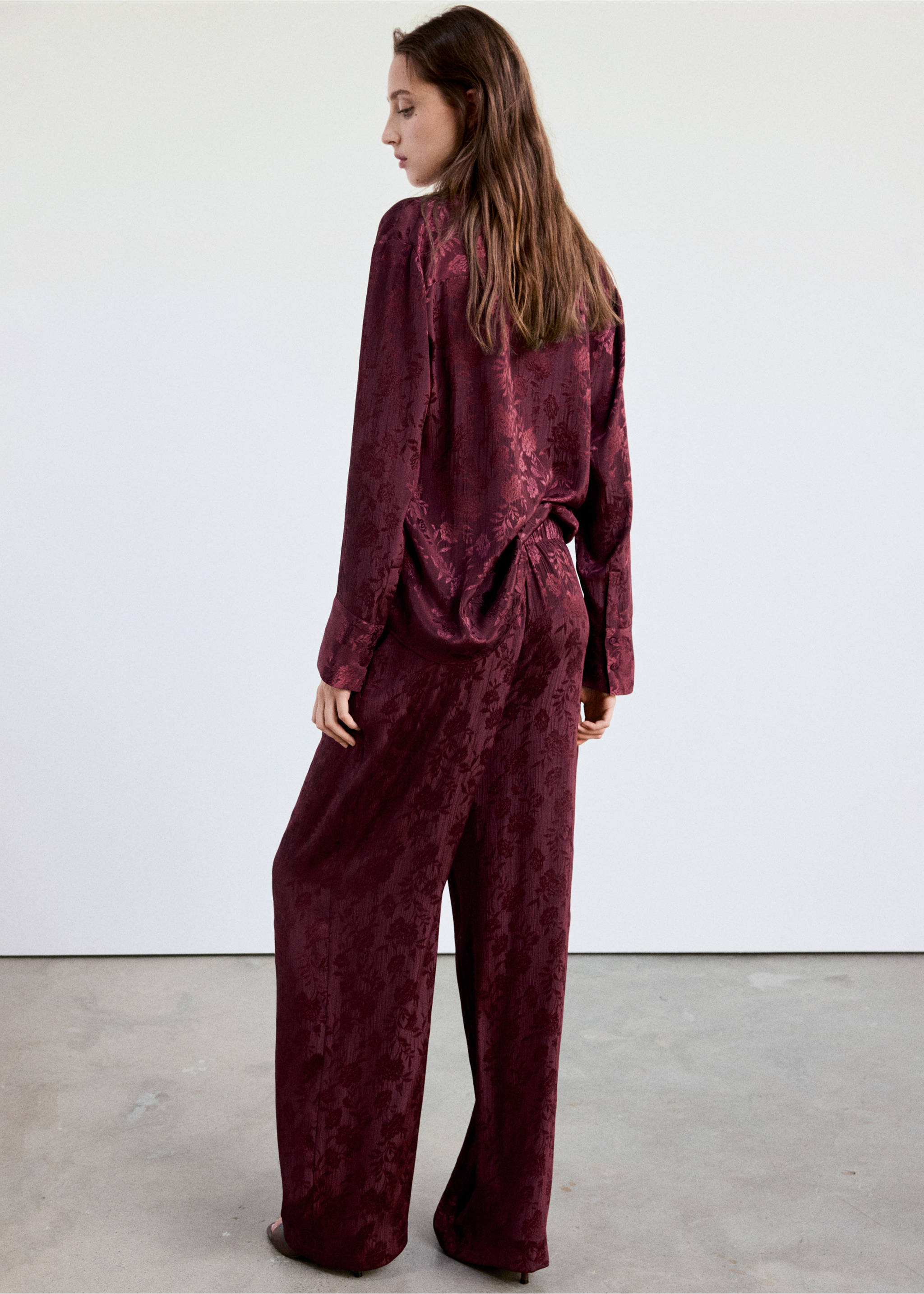 Devoré pleated trousers - Reverse of the article, Burgundy. Ref: 37077114-00.