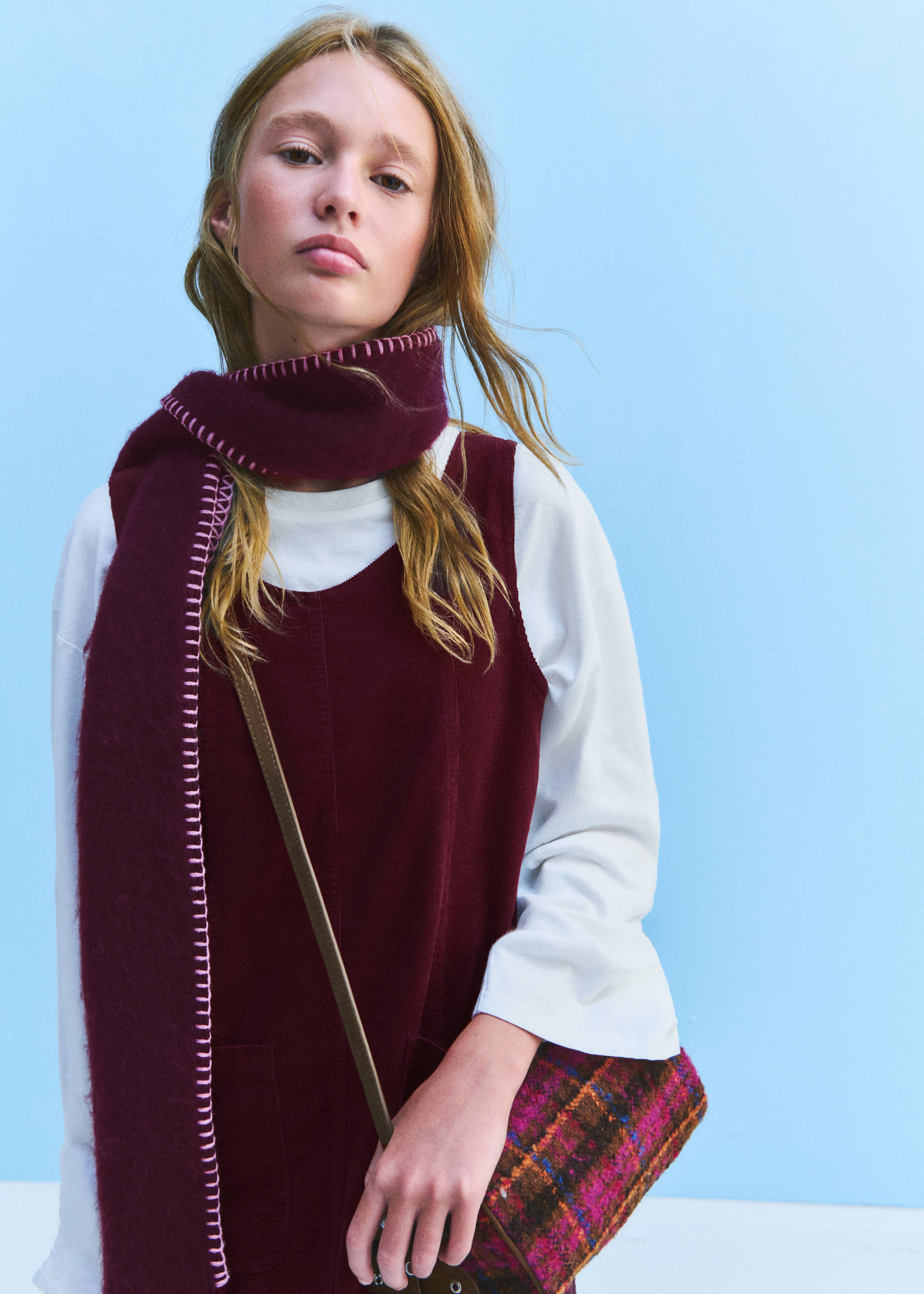 Corduroy pinafore with pockets - Details of the article 6, Burgundy. Ref: 37077123-00.