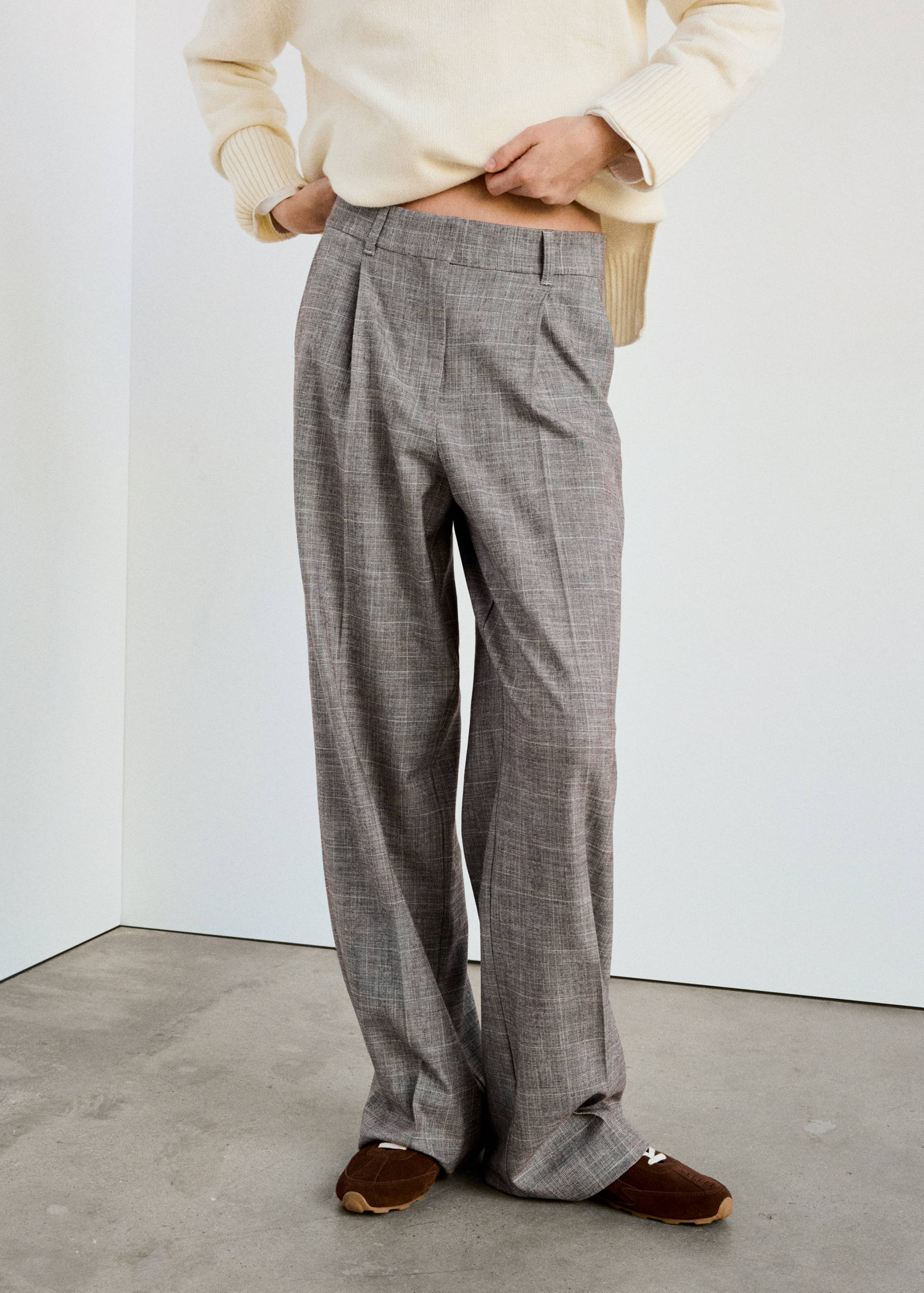 Brown plaid straight trousers with front pleats
