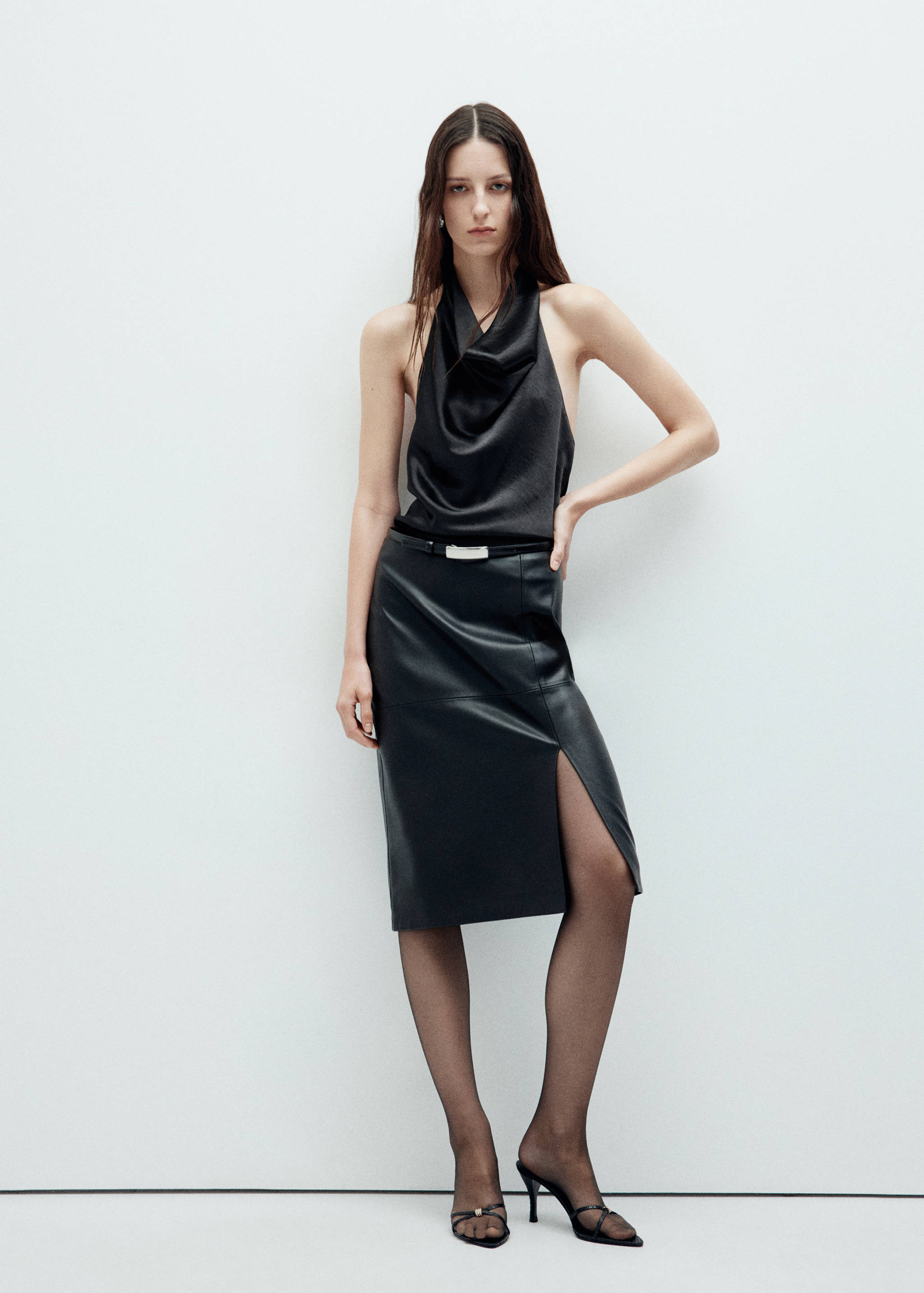 Halter top with a draped neckline - General plane