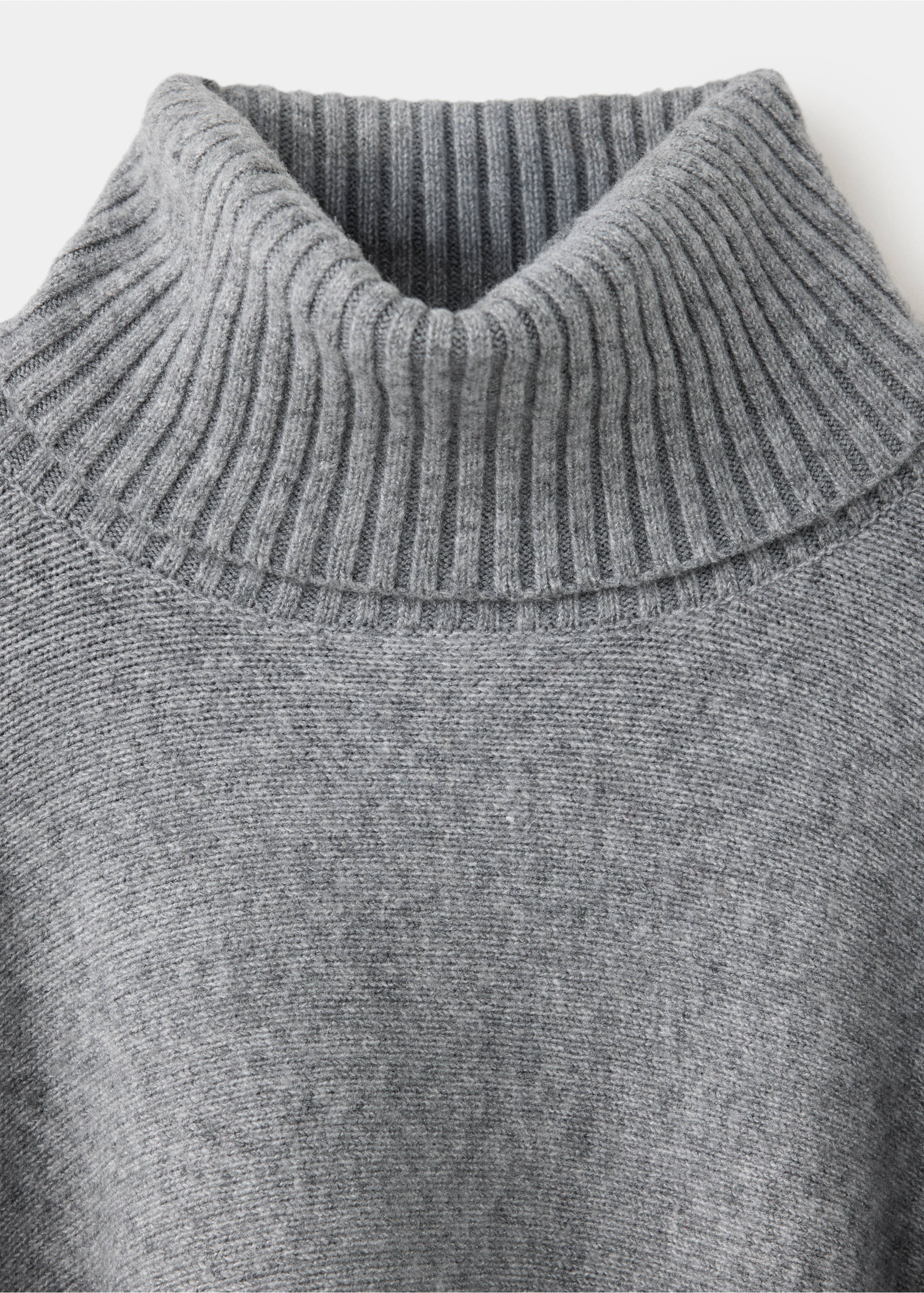 Plain knit cape - Details of the article 8, Light Heather Grey. Ref: 37077789-00.