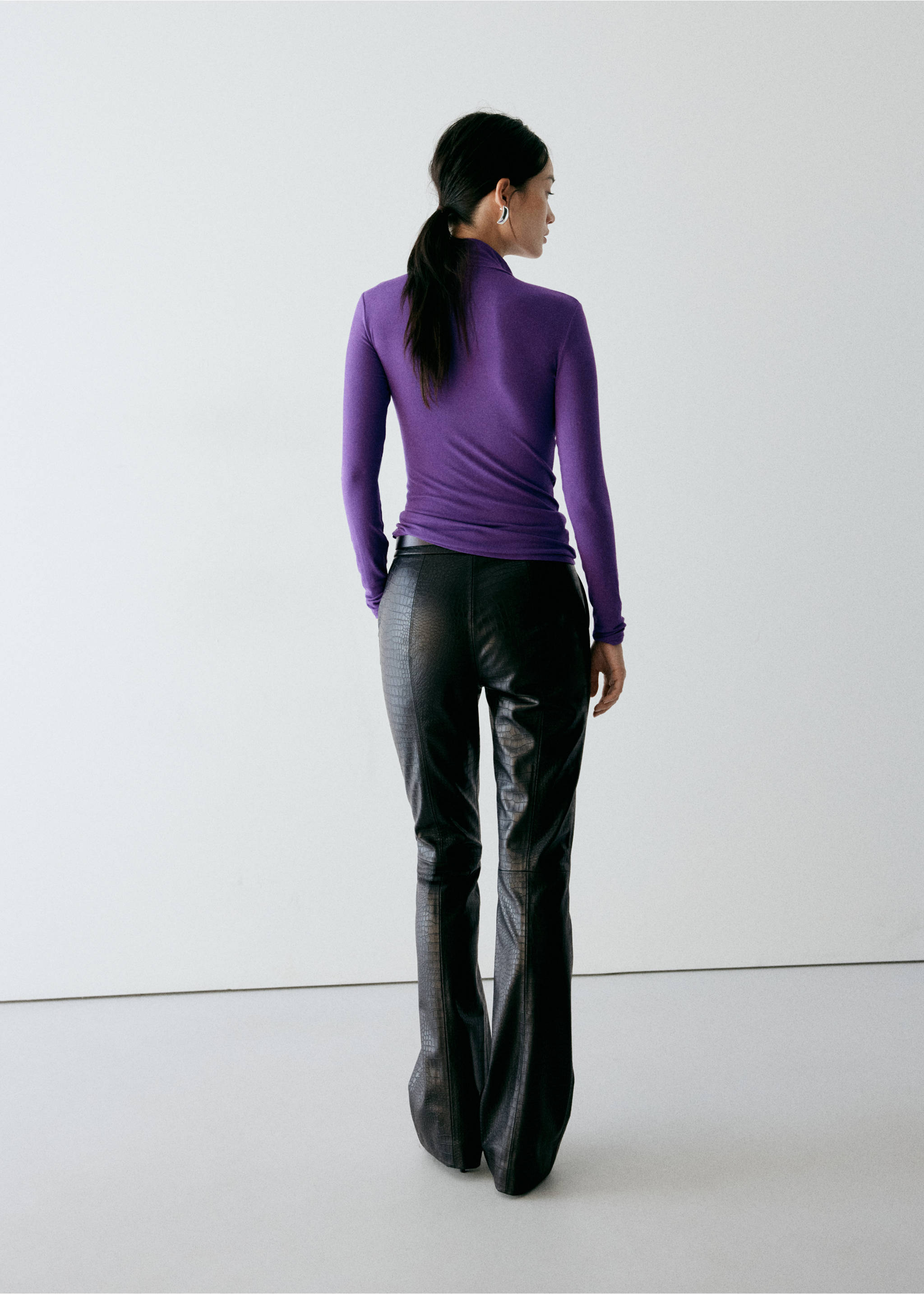 Ribbed high neck t-shirt - Reverse of the article, Lilac. Ref: 37077792-00.