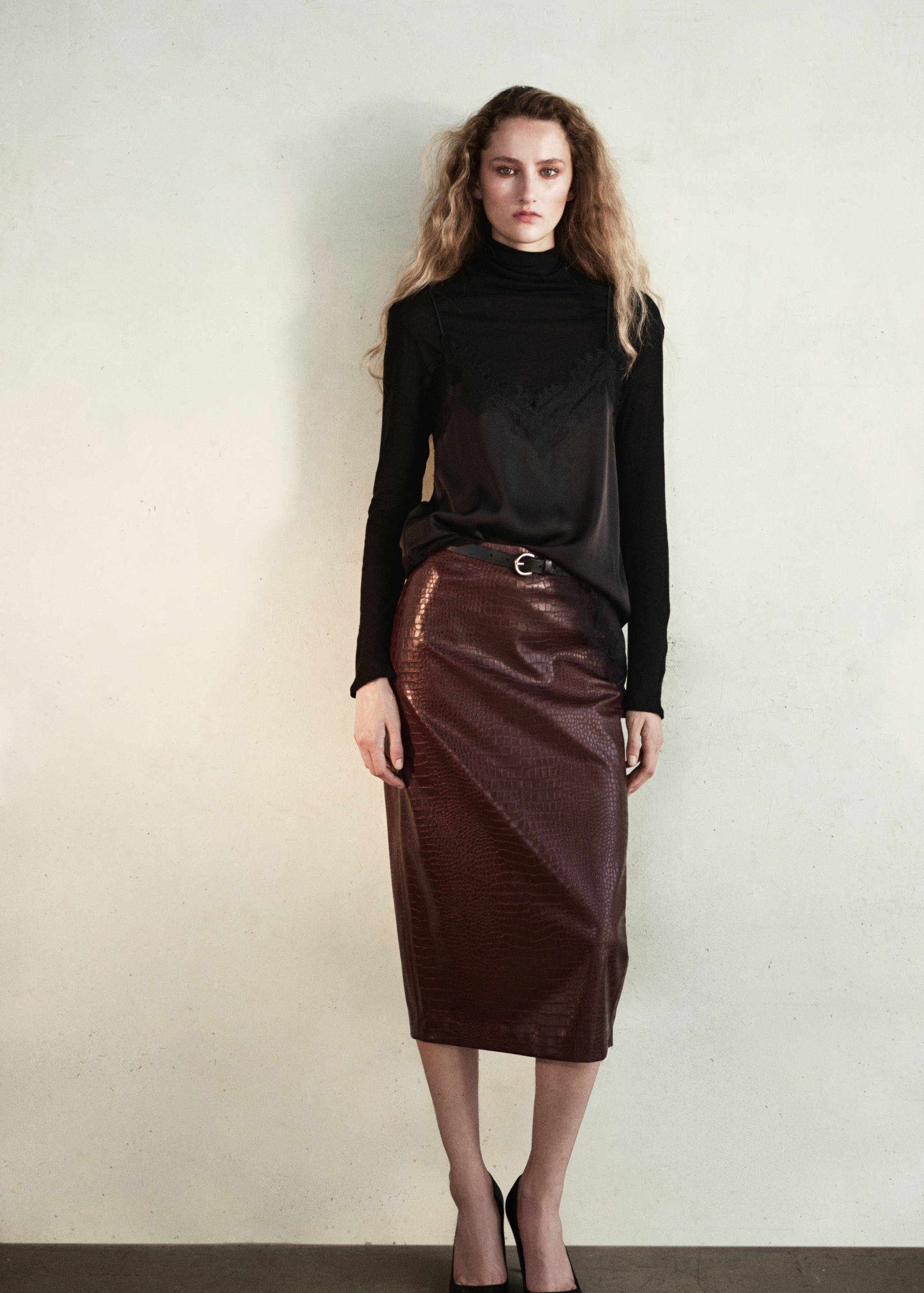 Straight skirt with crocodile effect - General plane