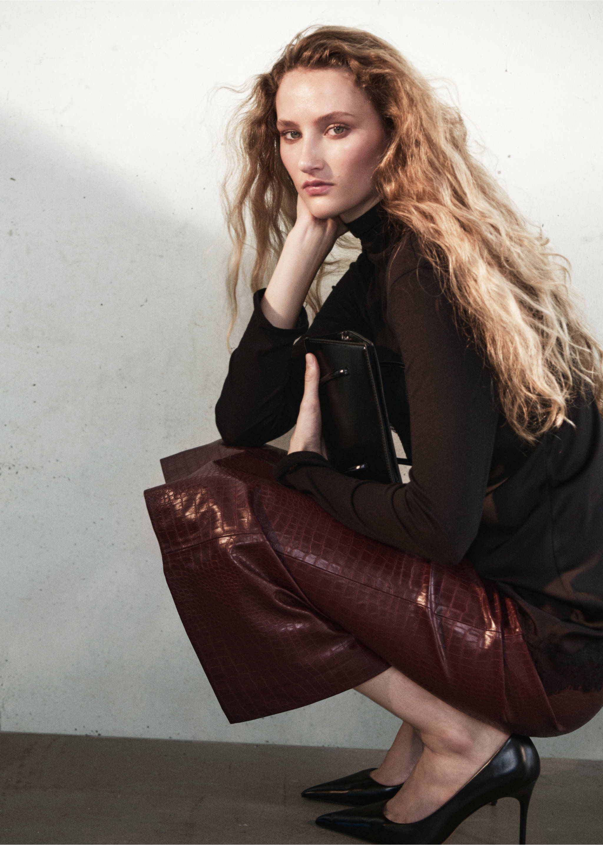 Straight skirt with crocodile effect - Details of the article 1, Maroon. Ref: 37077794-00.