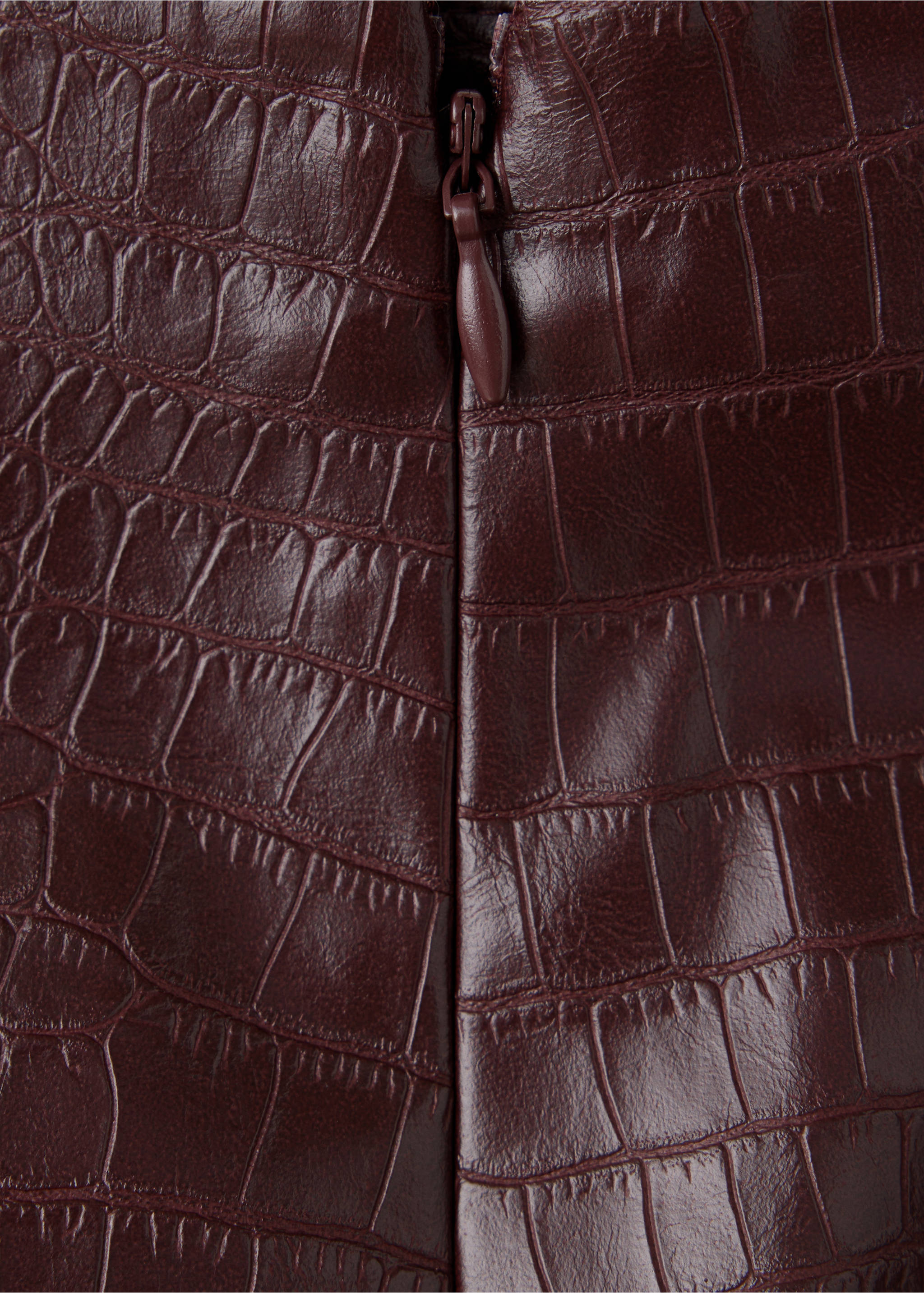 Straight skirt with crocodile effect - Details of the article 8, Maroon. Ref: 37077794-00.